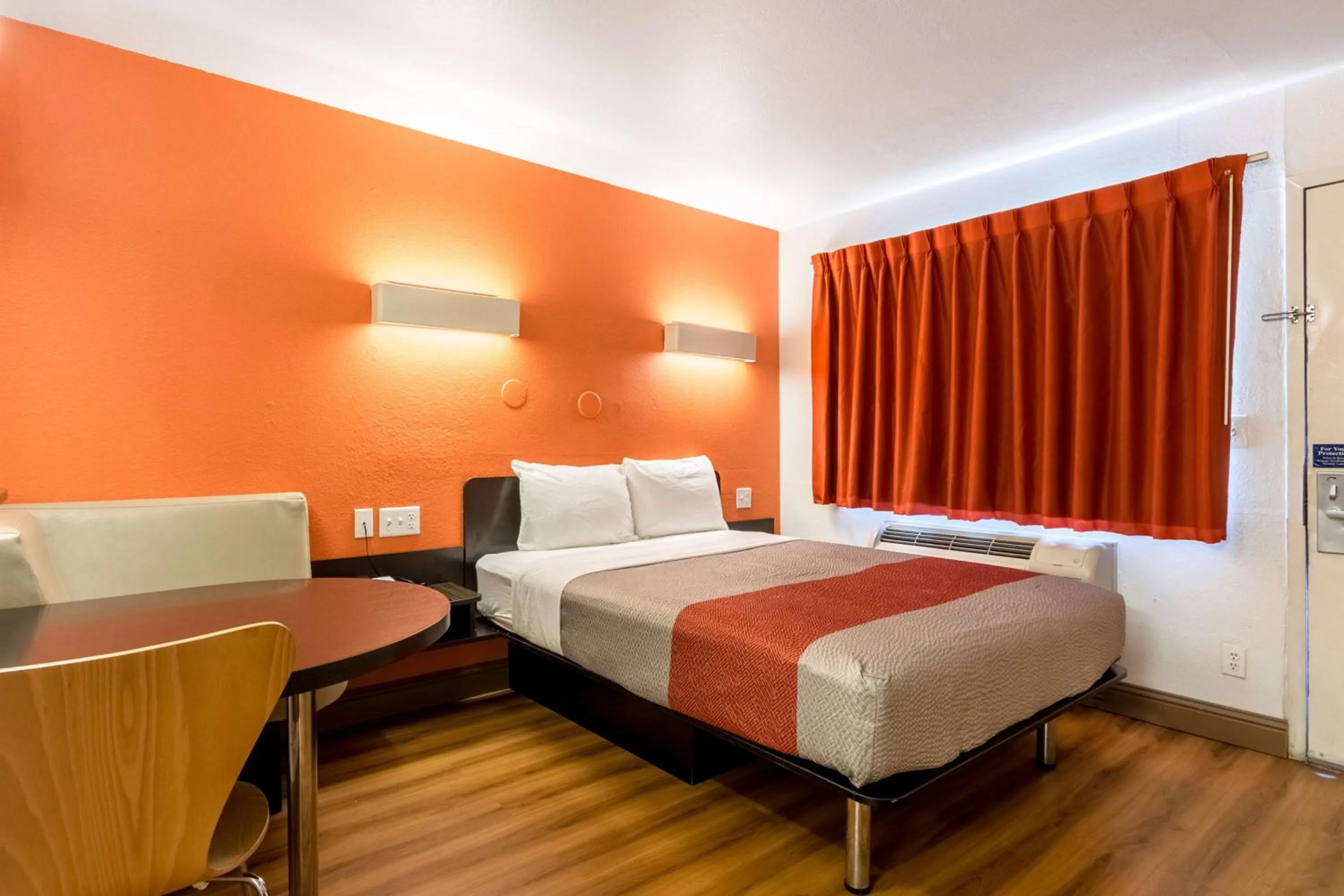 Photo of the whole room, Bed in Motel 6-Garland, TX - Dallas