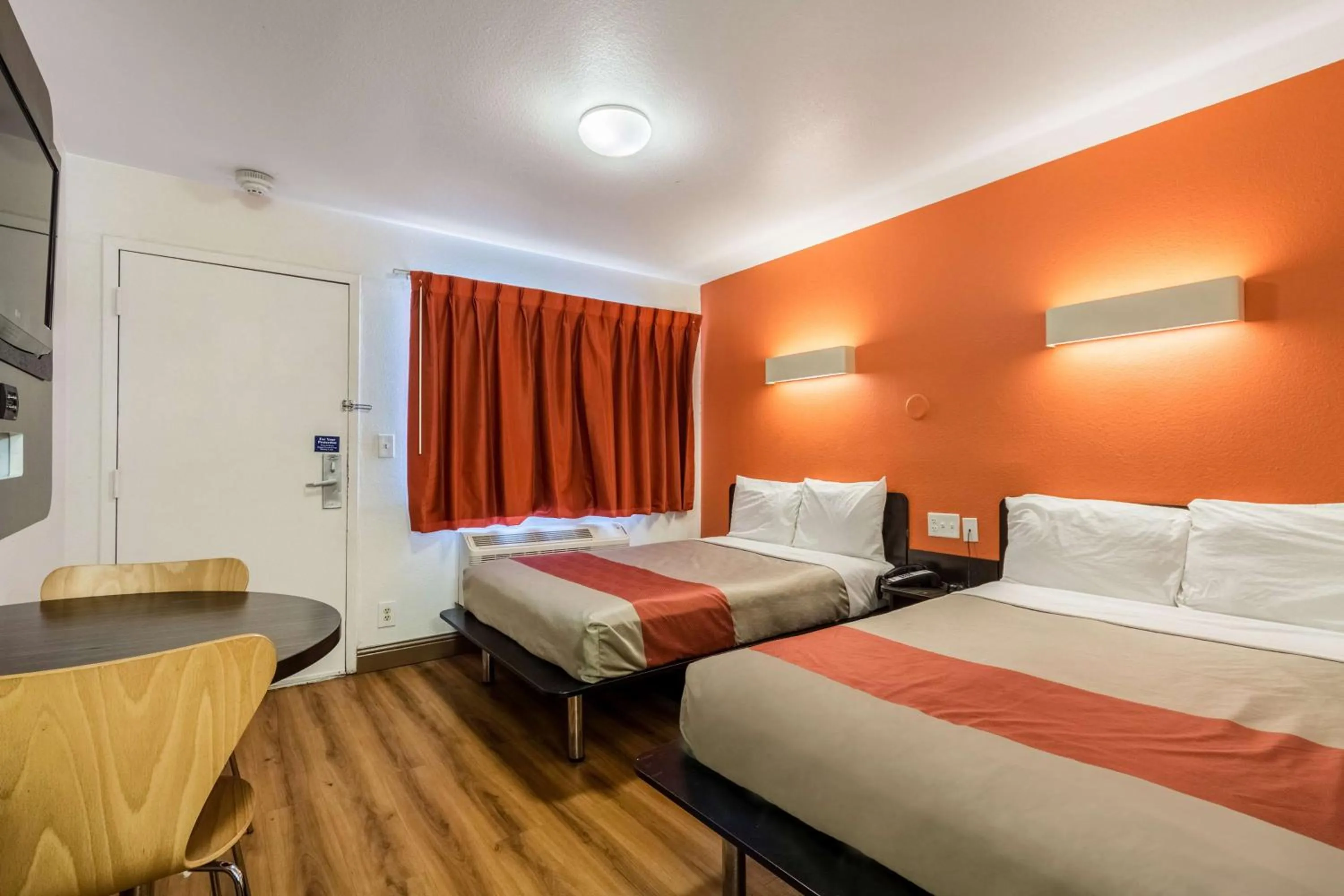 Photo of the whole room, Bed in Motel 6-Garland, TX - Dallas