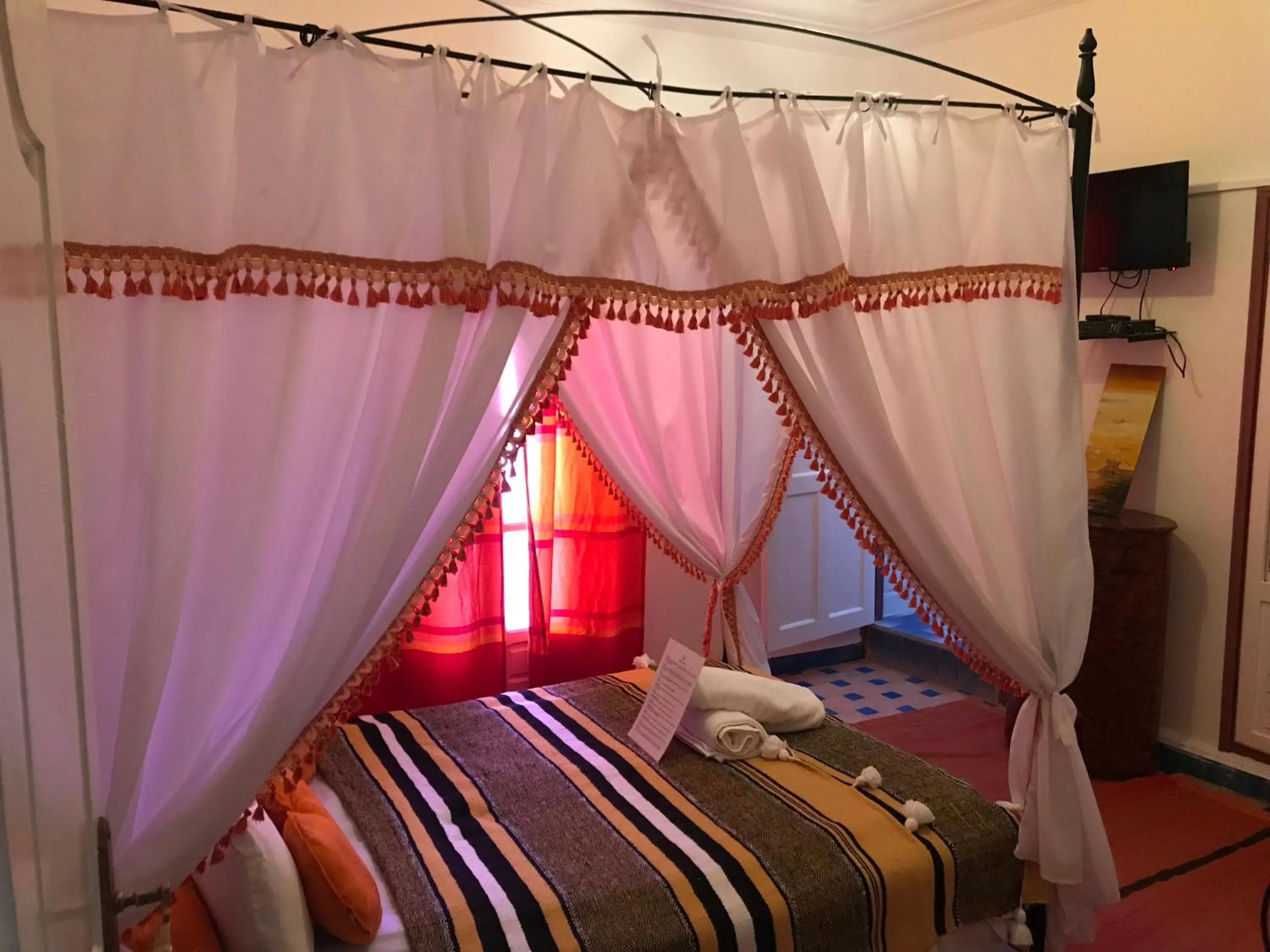 TV and multimedia, Bed in Hôtel Riad Gnaoua