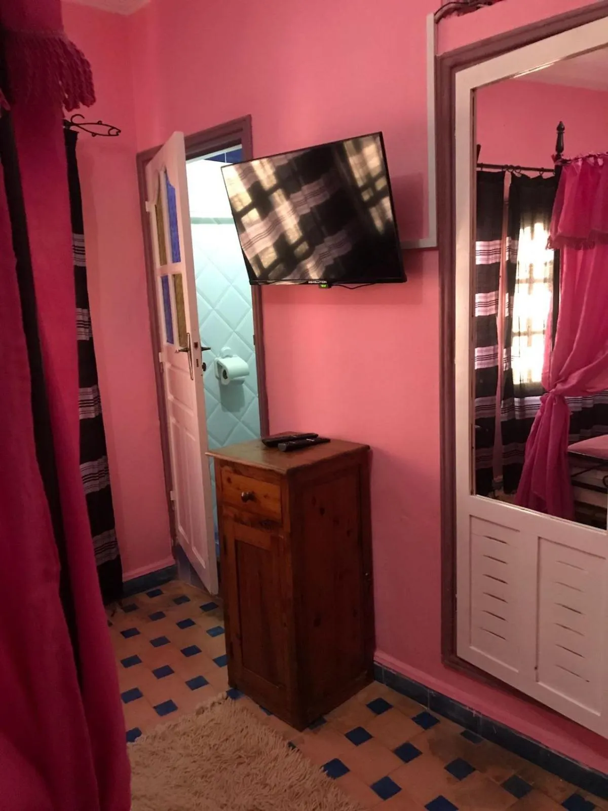 TV and multimedia in Hôtel Riad Gnaoua