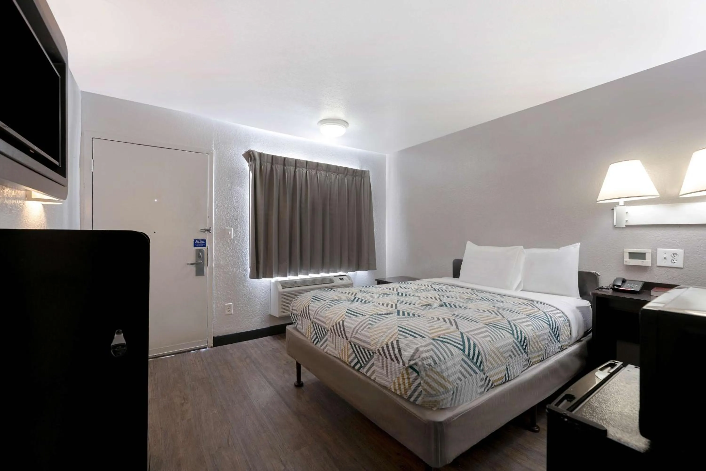 Photo of the whole room, Bed in Motel 6-San Antonio, TX - West SeaWorld