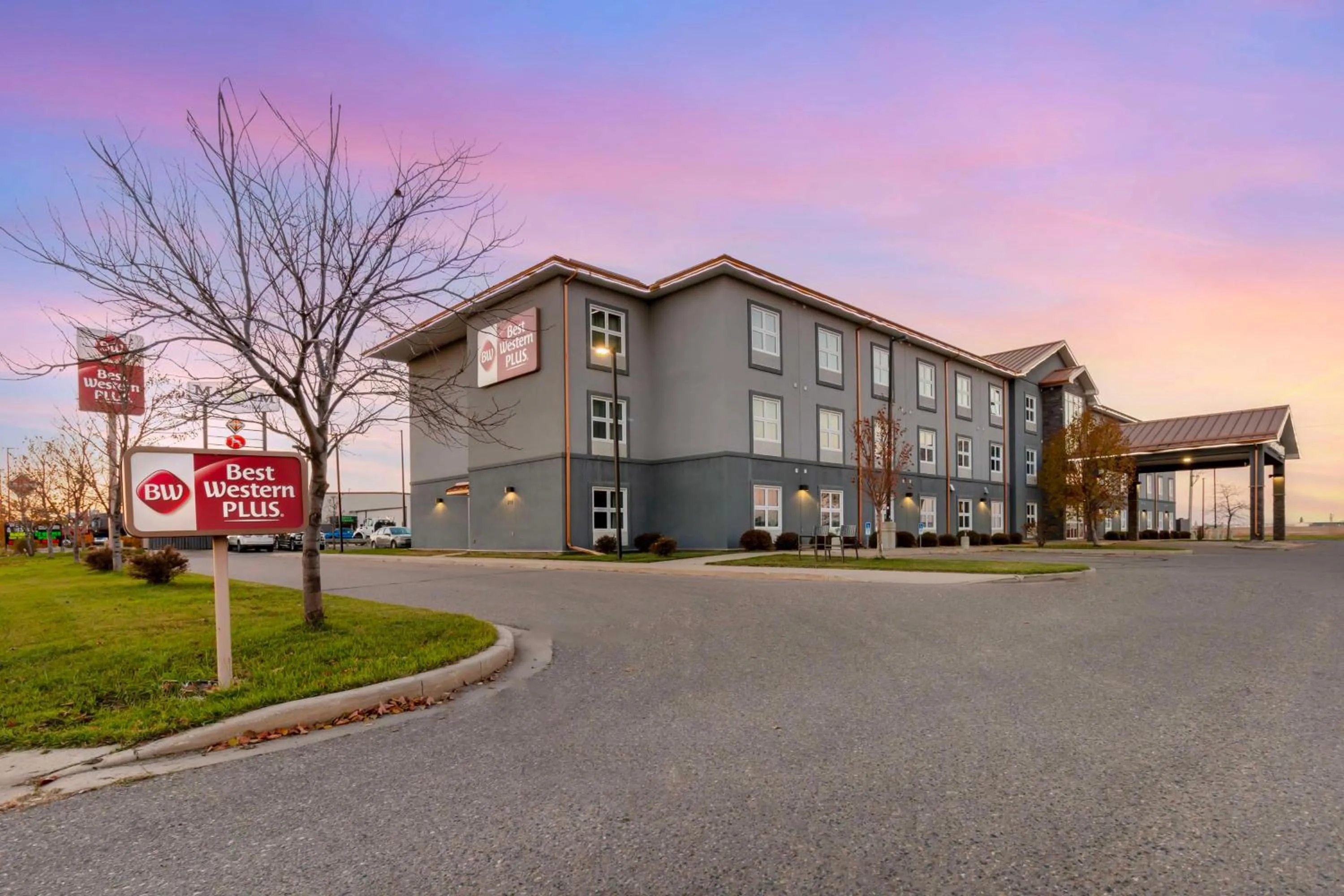Property building in Best Western Plus Brandon Inn