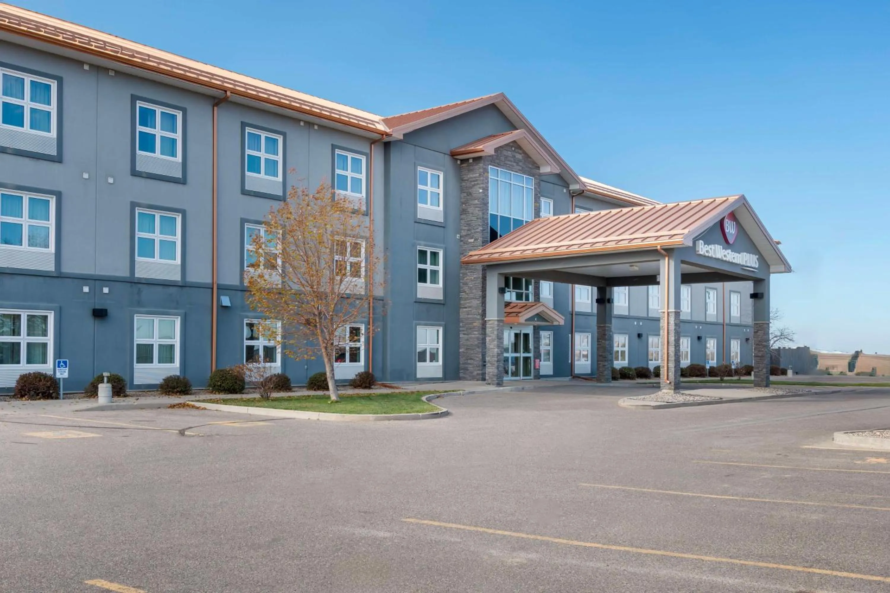Property building in Best Western Plus Brandon Inn