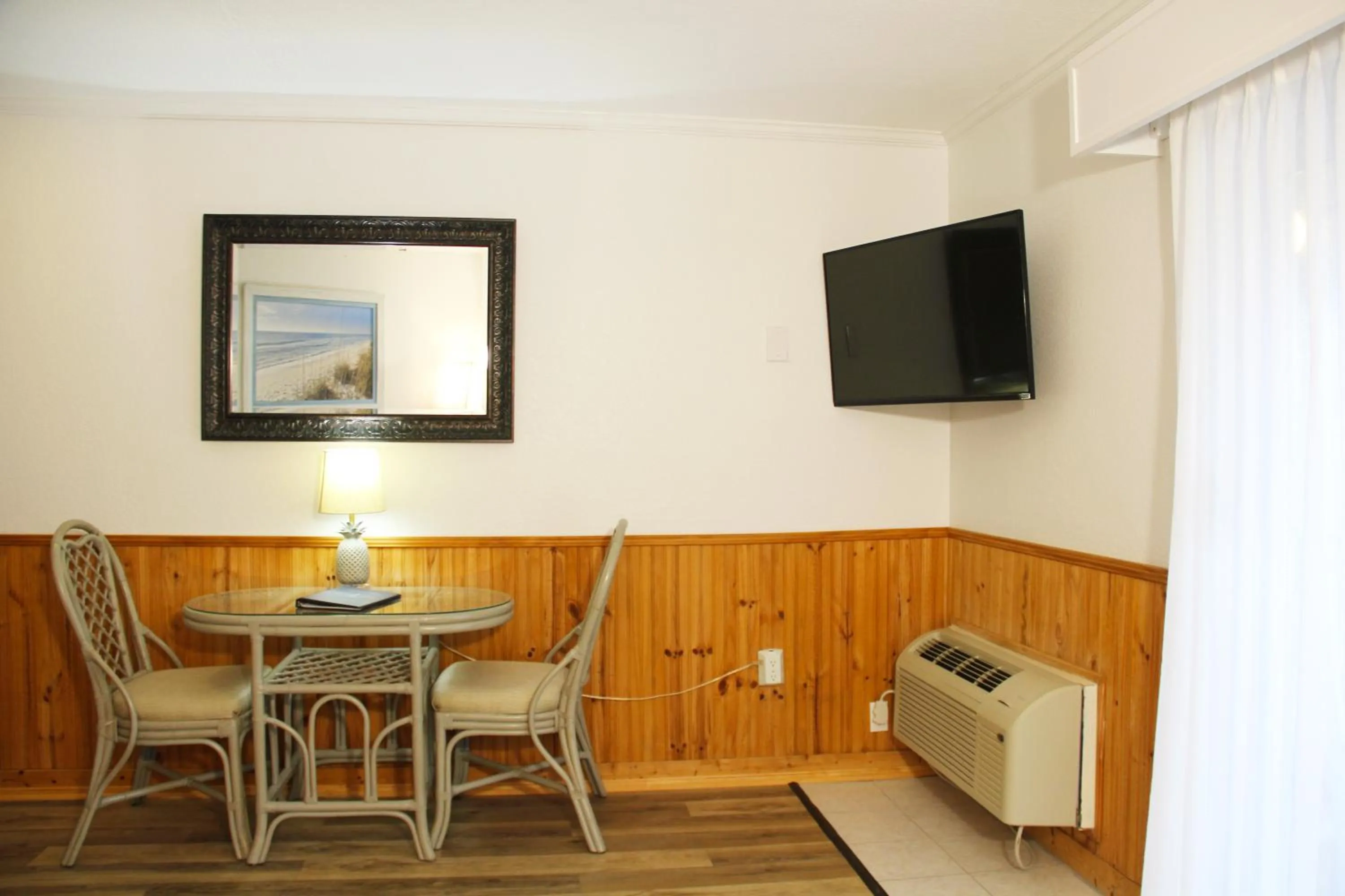 TV and multimedia in Surf Side Hotel