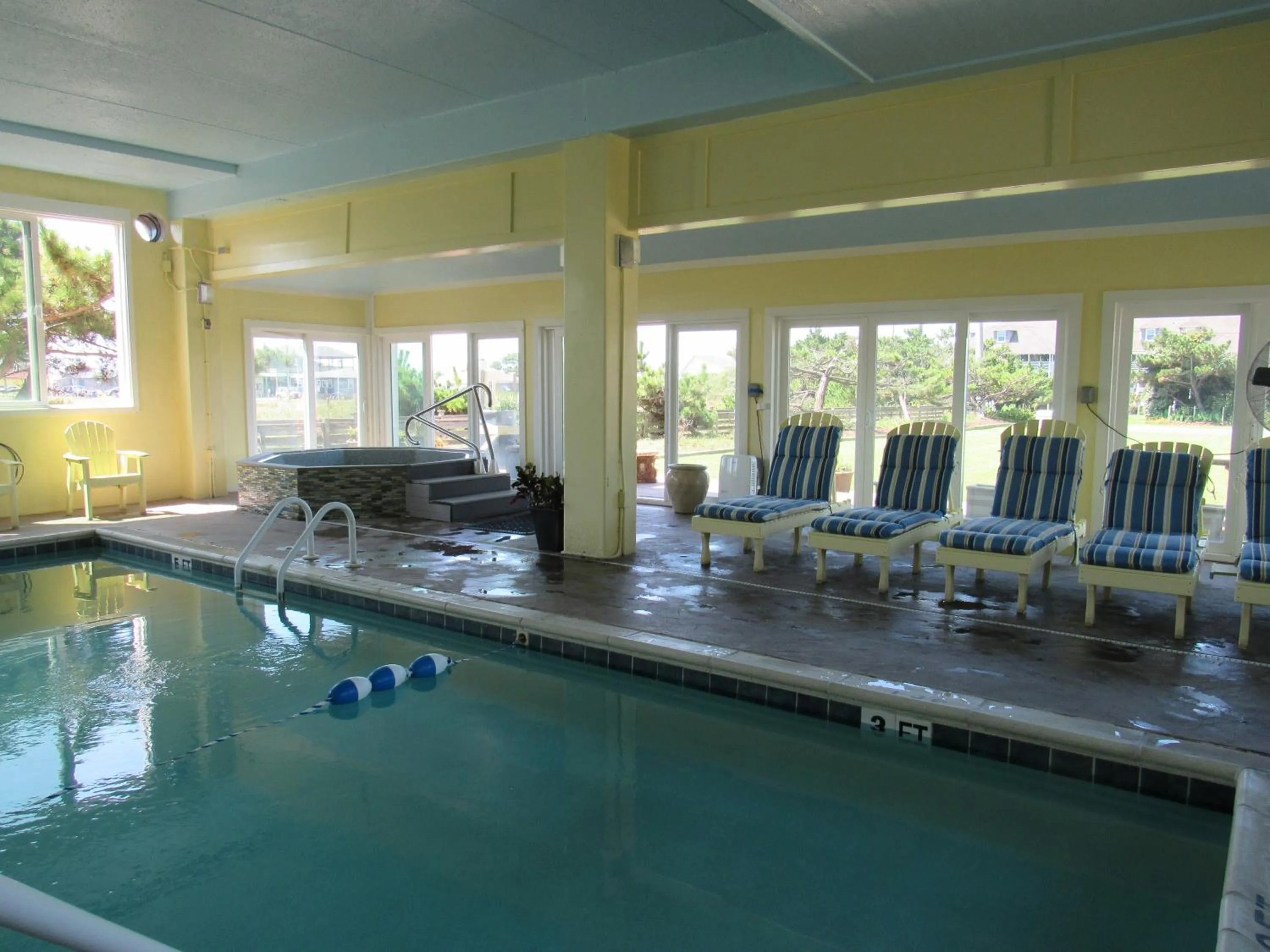 Hot Tub in Surf Side Hotel