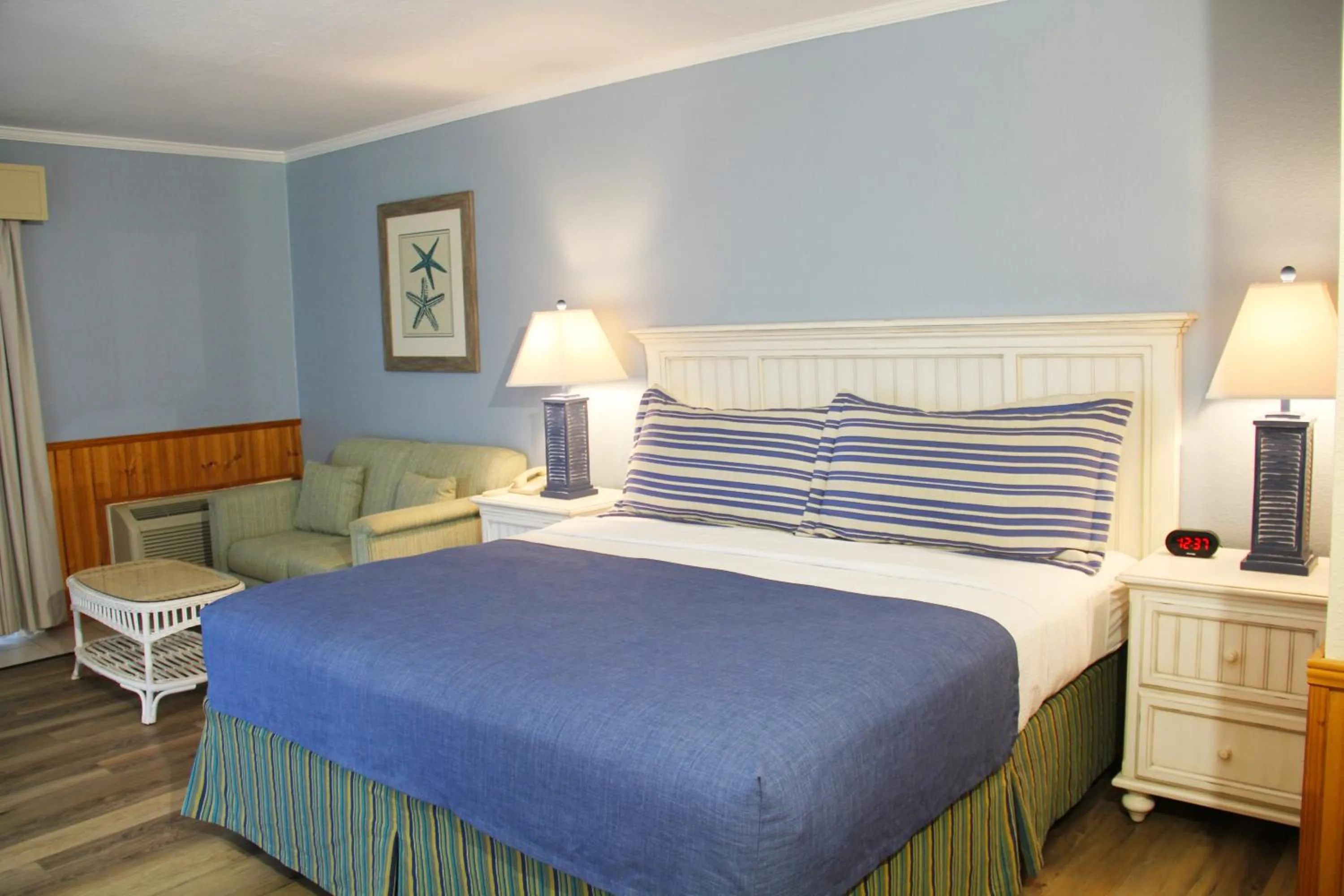 Photo of the whole room, Bed in Surf Side Hotel