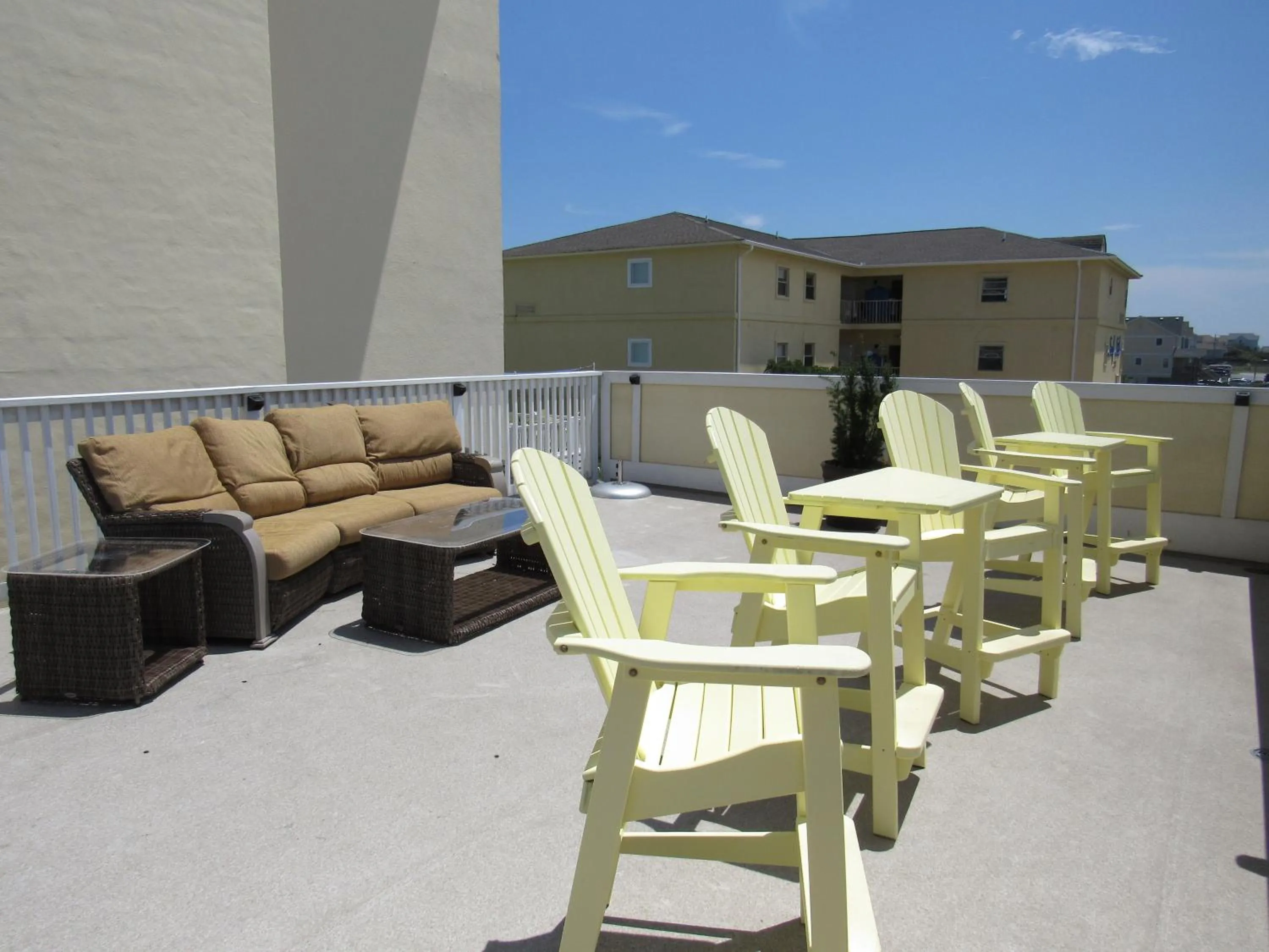 Communal lounge/ TV room in Surf Side Hotel