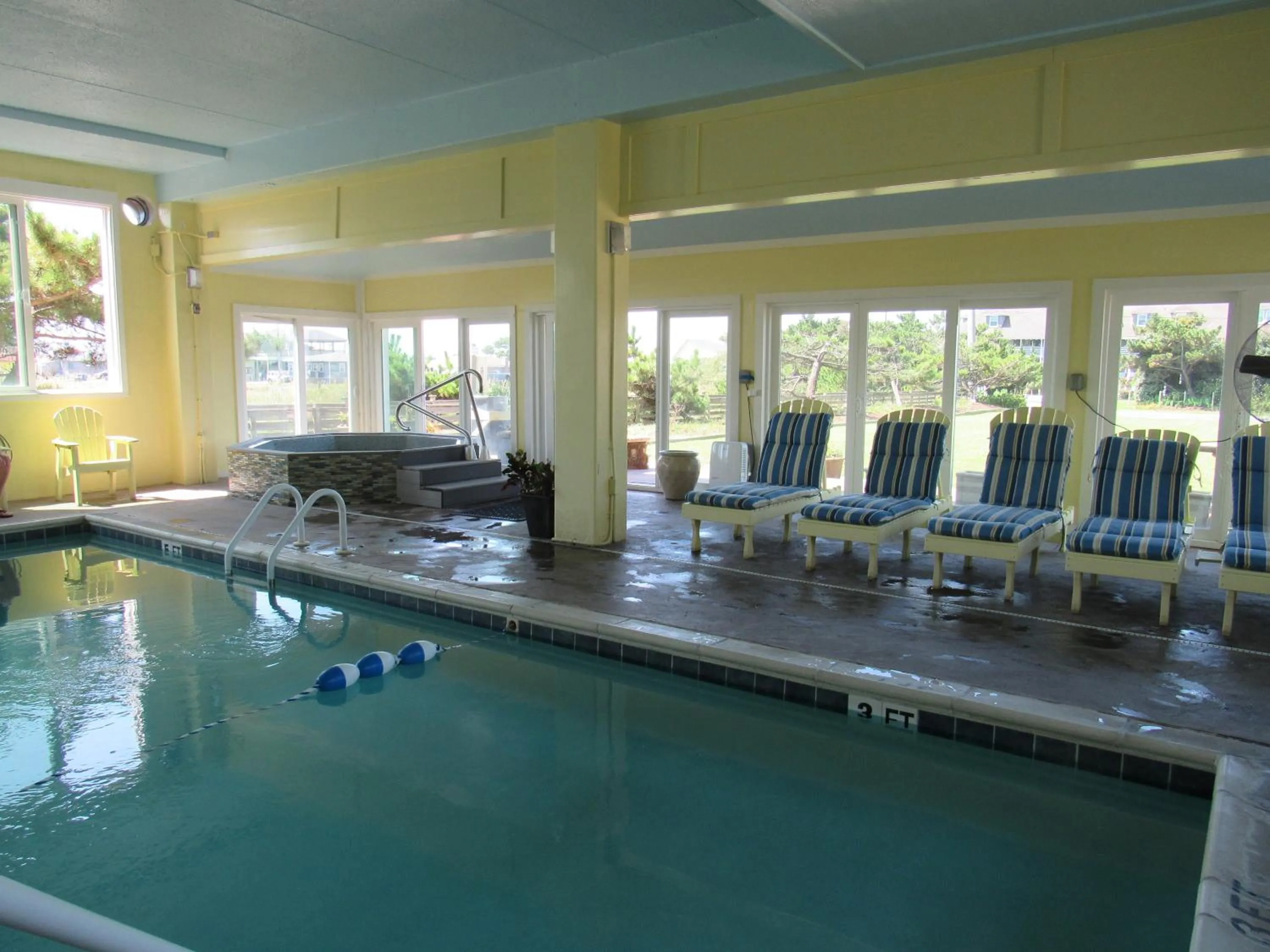 Hot Tub in Surf Side Hotel
