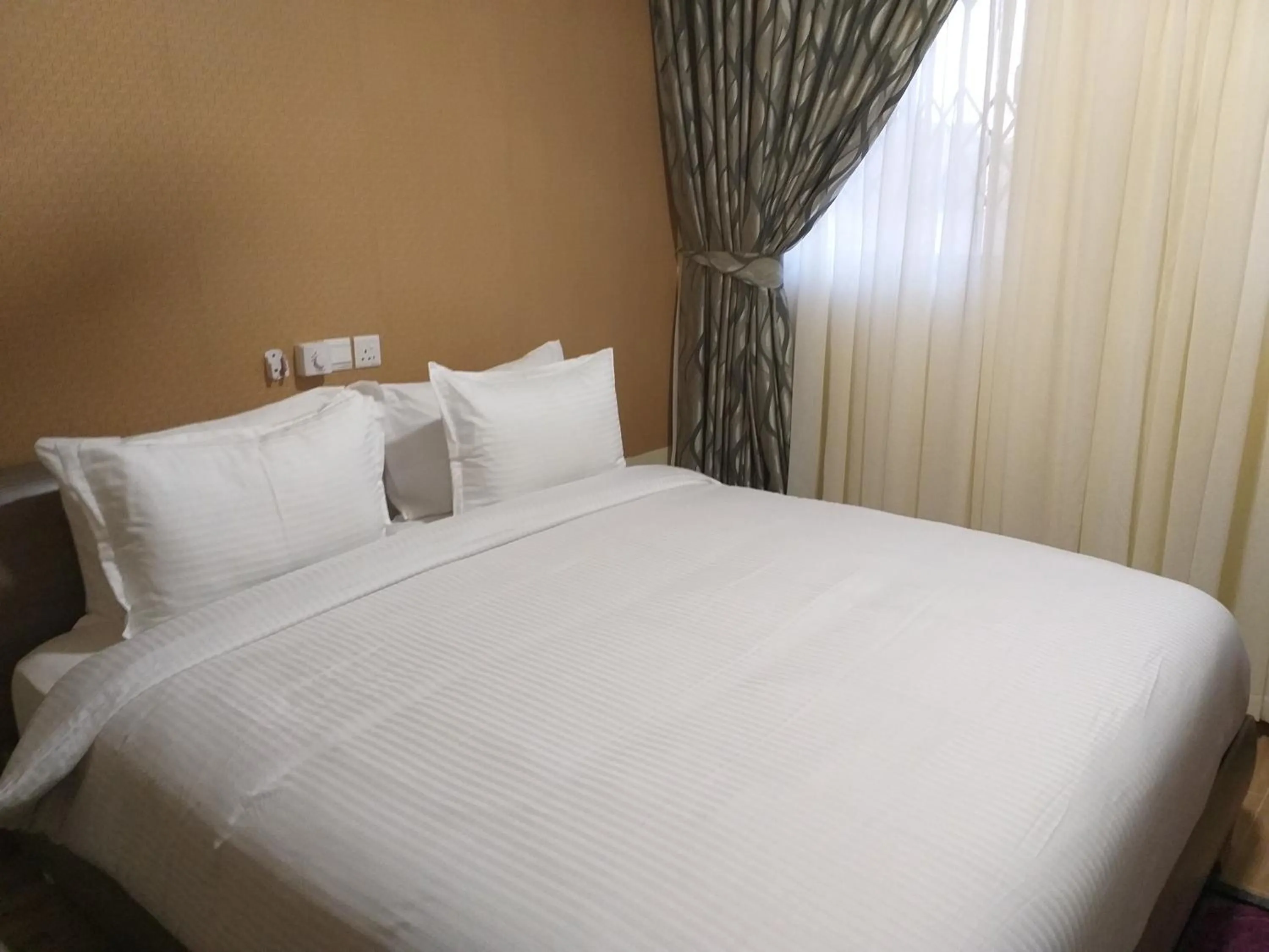 Photo of the whole room, Bed in Jeyads Lodge