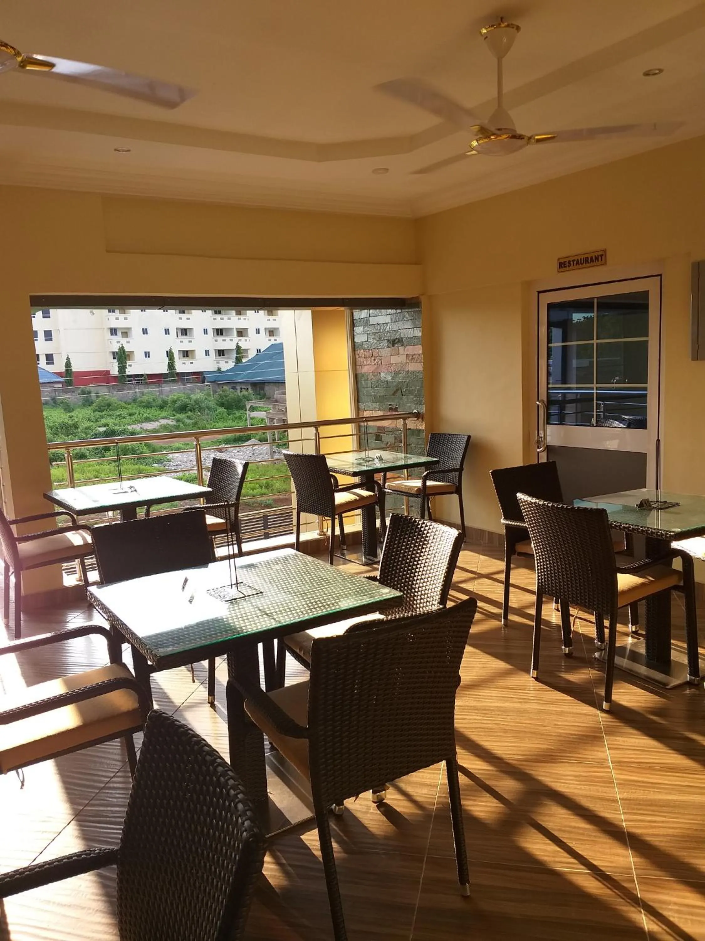 Restaurant/places to eat in Jeyads Lodge