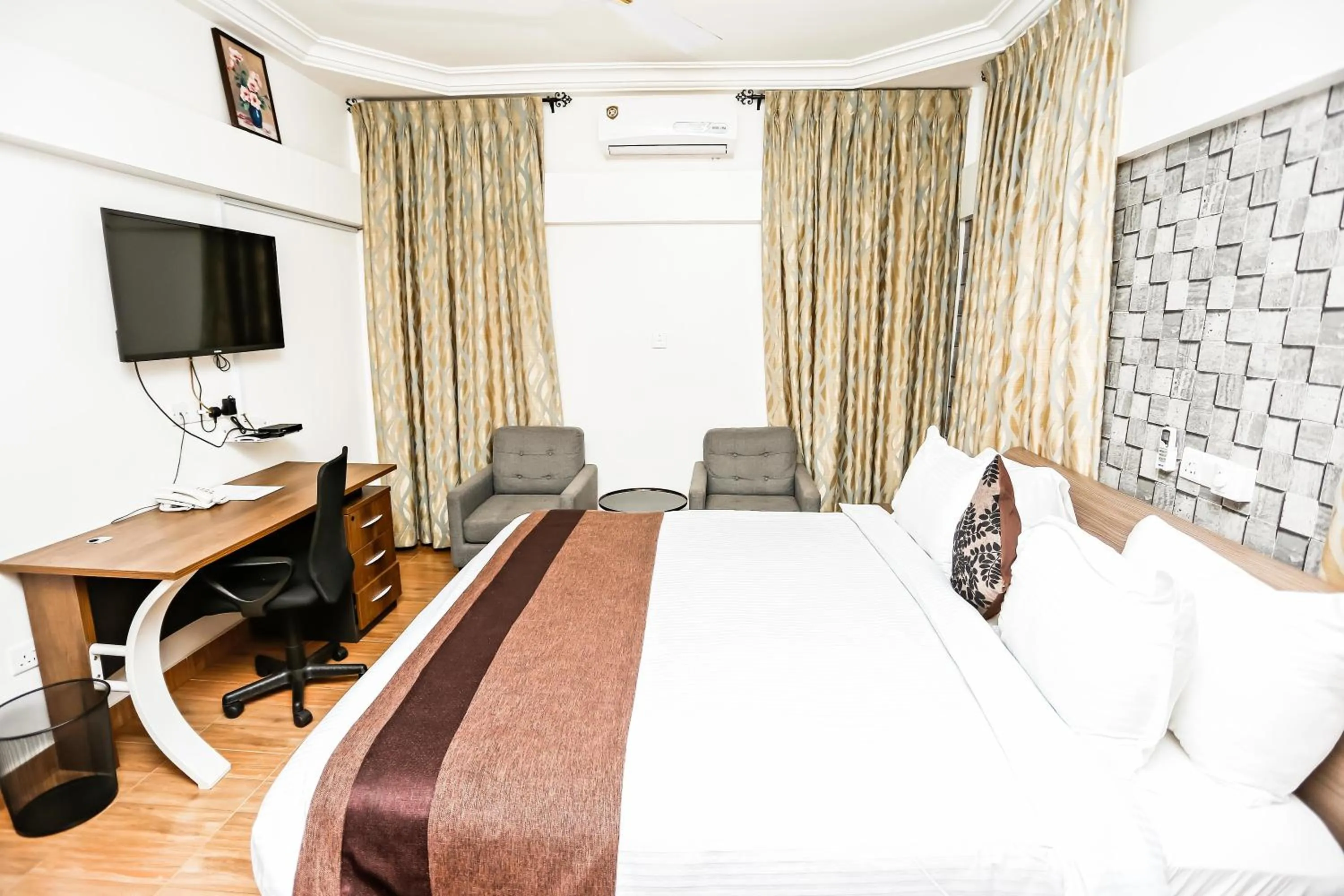 Photo of the whole room, Bed in Jeyads Lodge