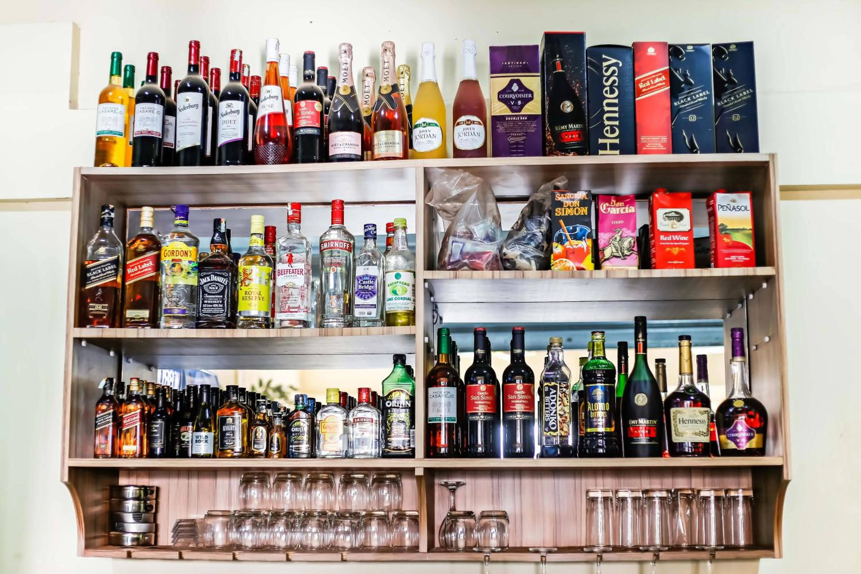 Drinks in Jeyads Lodge