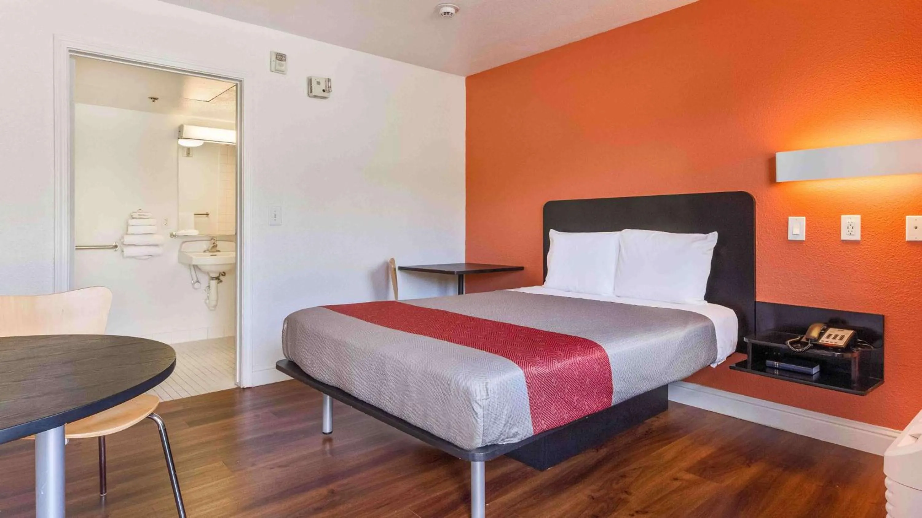 Bedroom, Bed in Motel 6-Fremont, CA - South