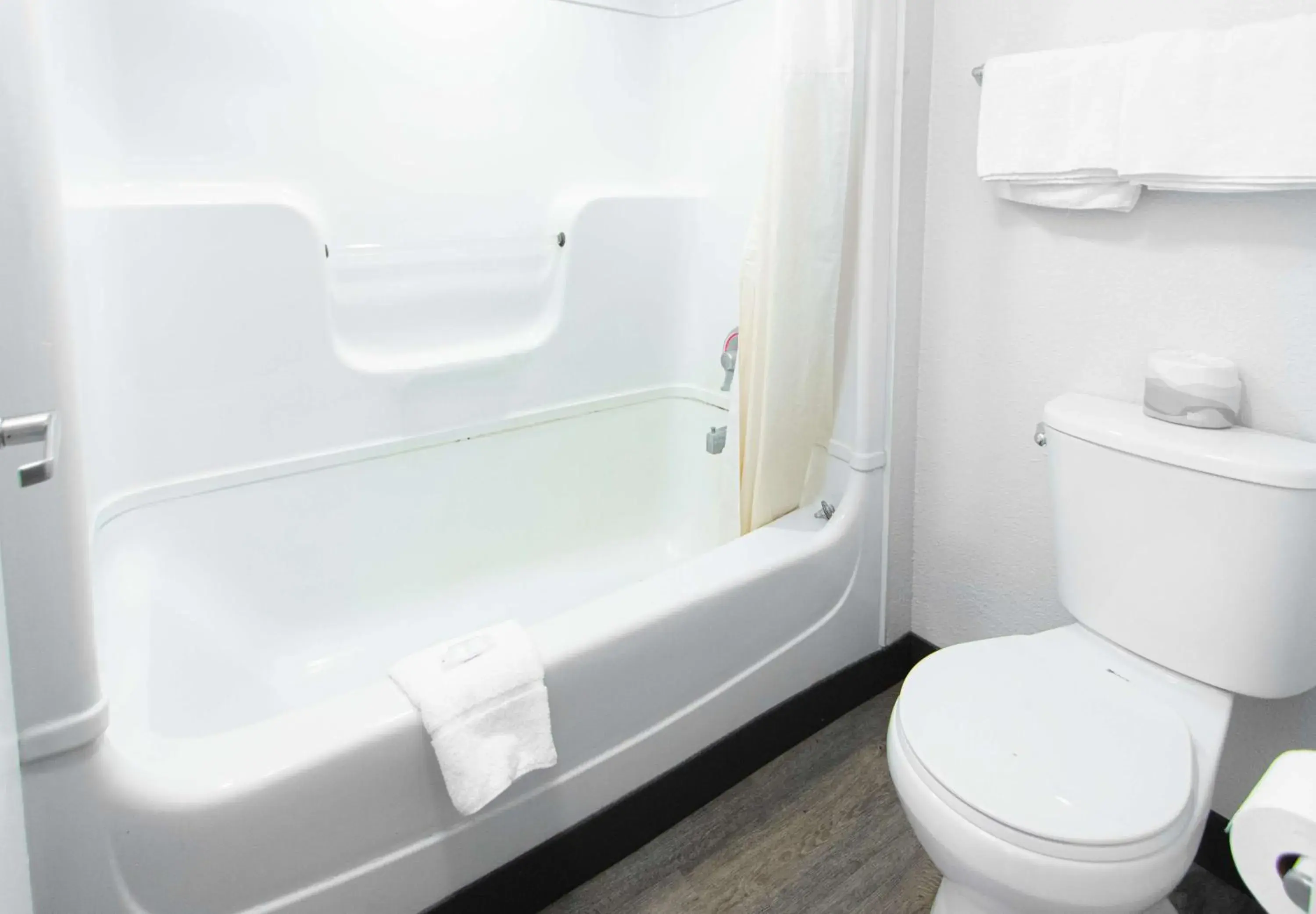 Superior Queen Room in Motel 6-Lantana West Palm Beach, FL Superior Queen Room in Motel 6-Lantana West Palm Beach, FL