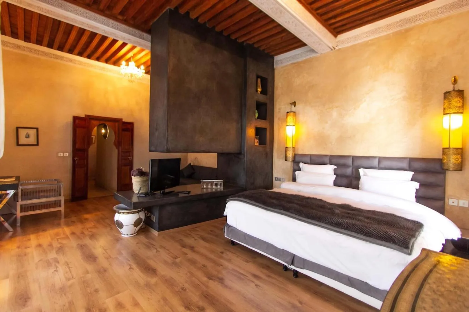 Bed in Riad Mayfez Suites & Spa