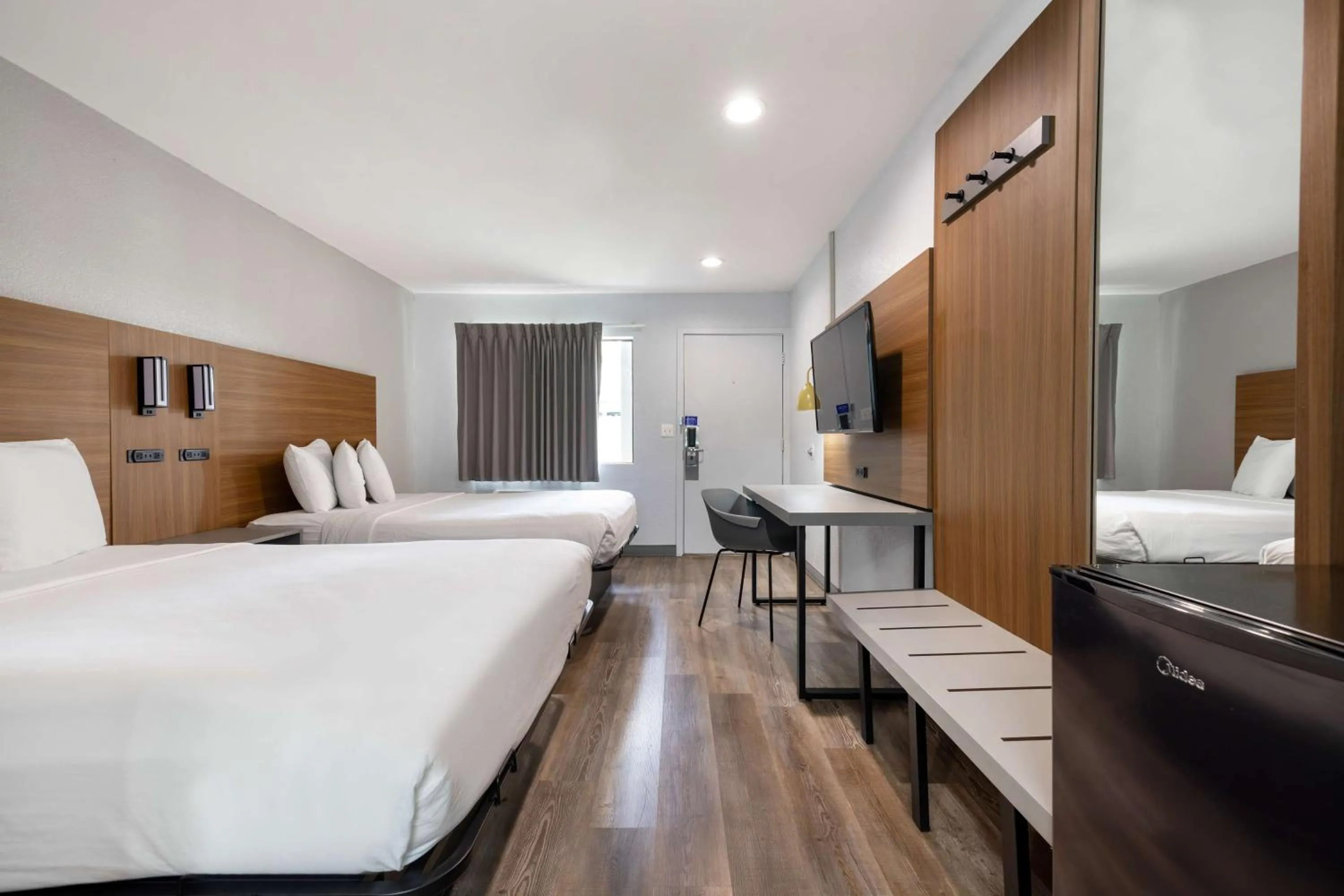 Bedroom, Bed in Motel 6-Santa Ana, CA