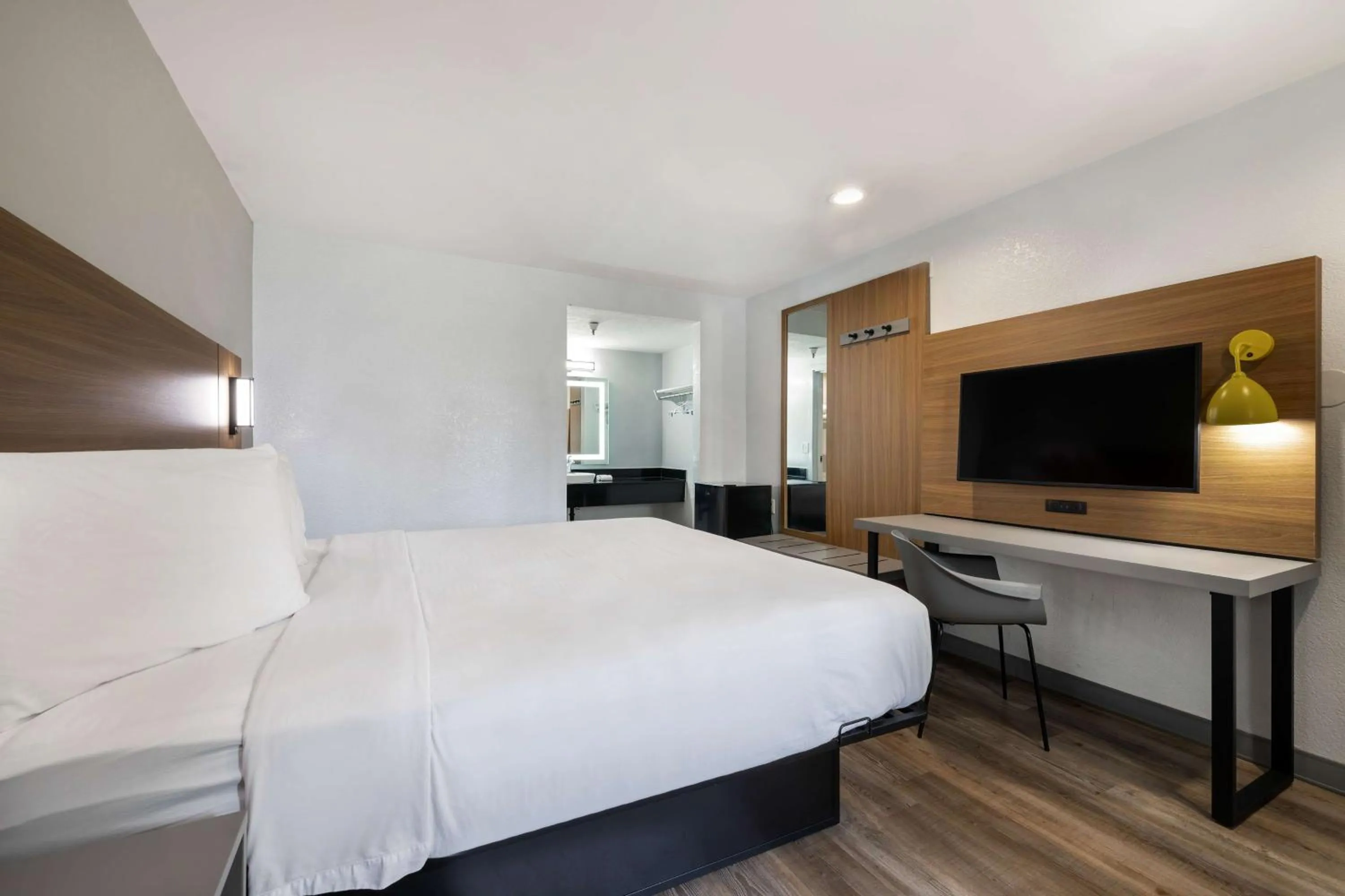 Bedroom, Bed in Motel 6-Santa Ana, CA