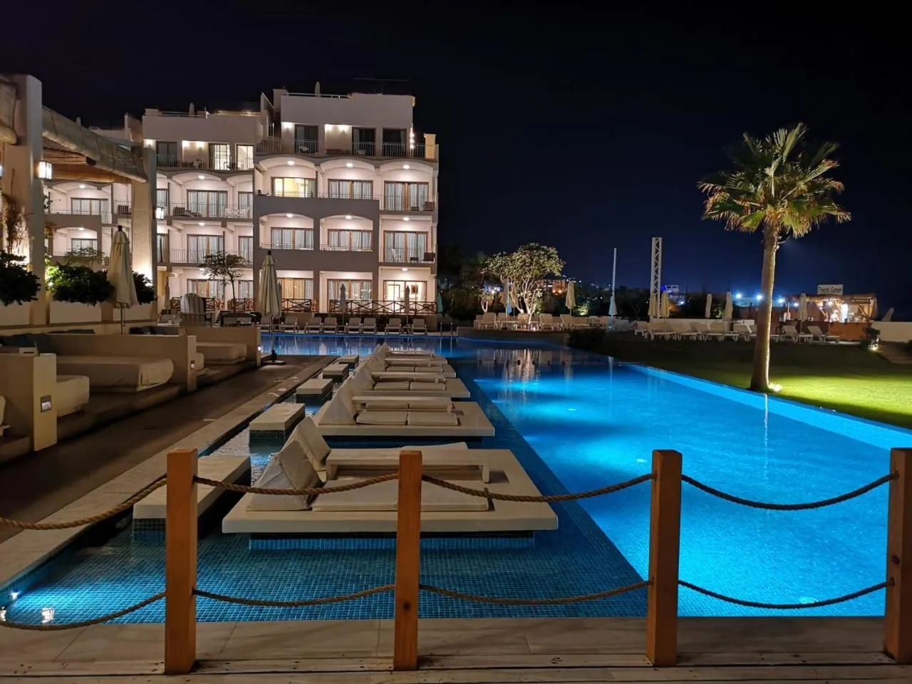 Property building in La Siesta Hotel & Beach Resort