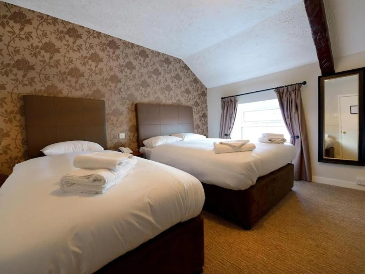 Bed in Savoy Country Inn