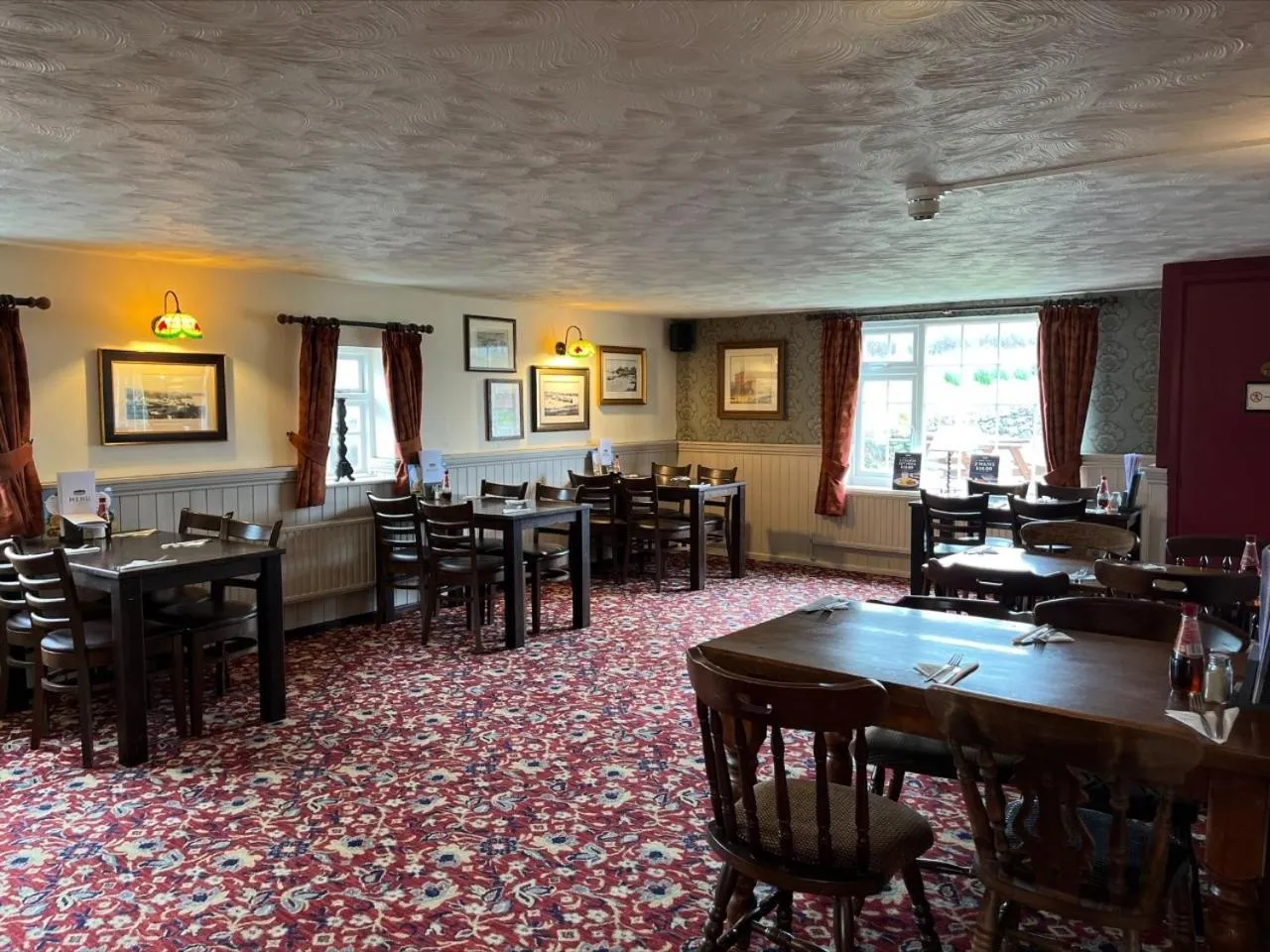 Restaurant/places to eat in Savoy Country Inn