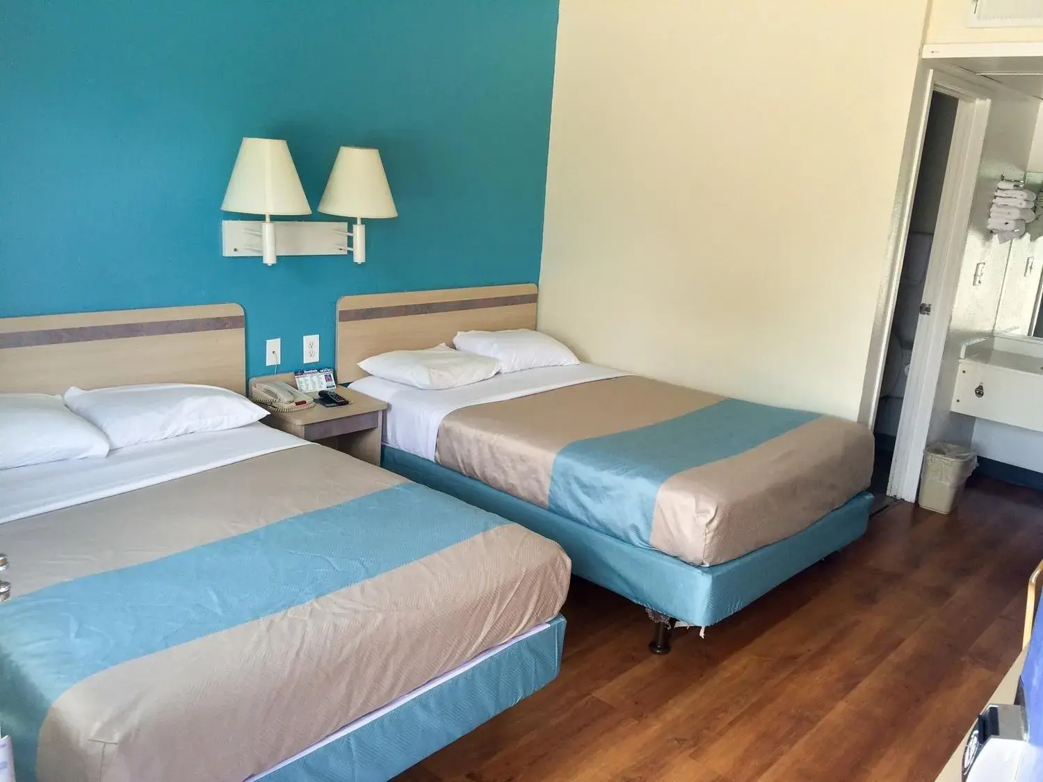 Deluxe Quadruple Room - Smoking in Motel 6 Fredericksburg, Va - North Deluxe Quadruple Room - Smoking in Motel 6 Fredericksburg, Va - North