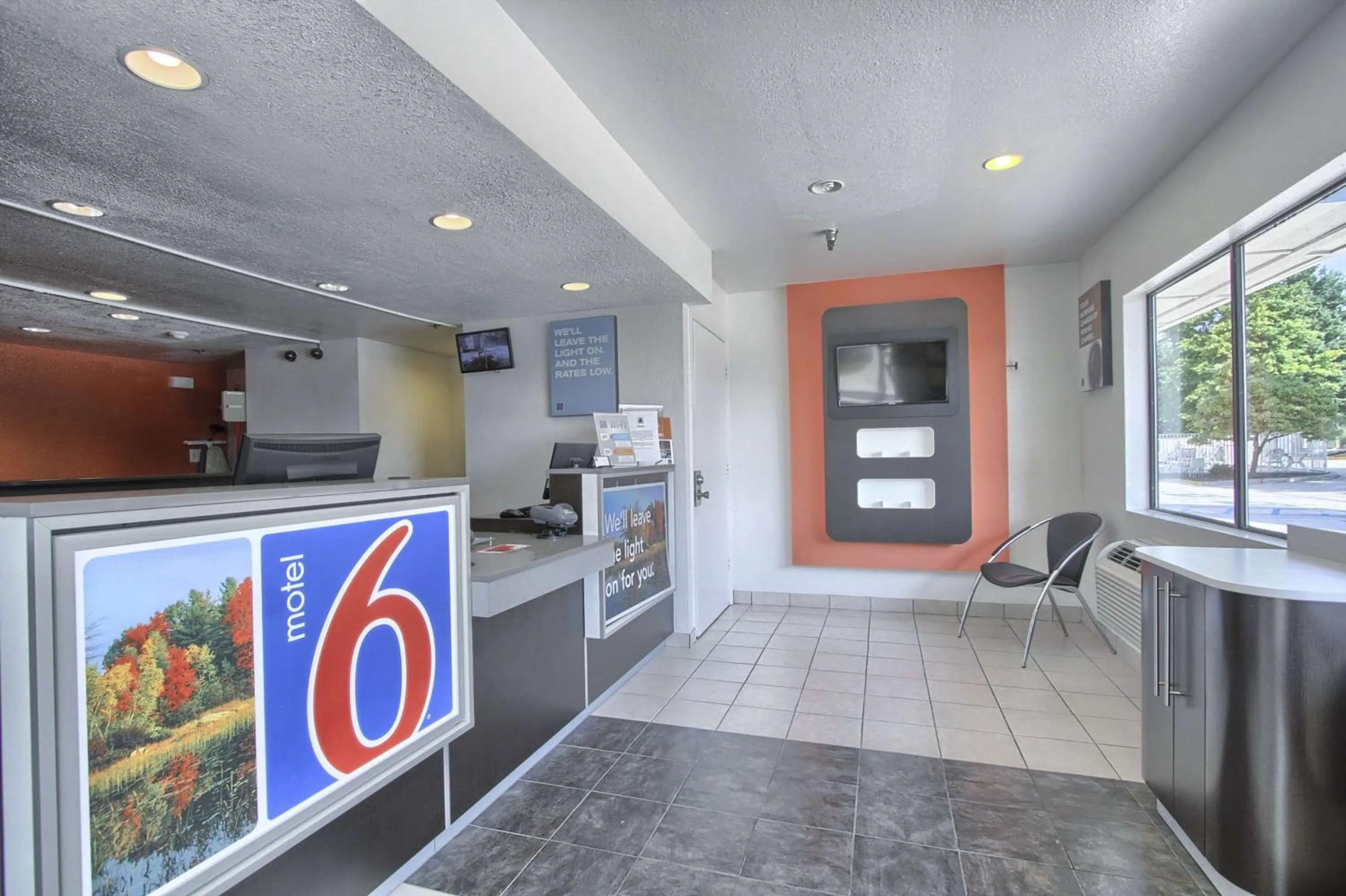 Lobby or reception in Motel 6-New Cumberland, PA - Harrisburg - Hershey South