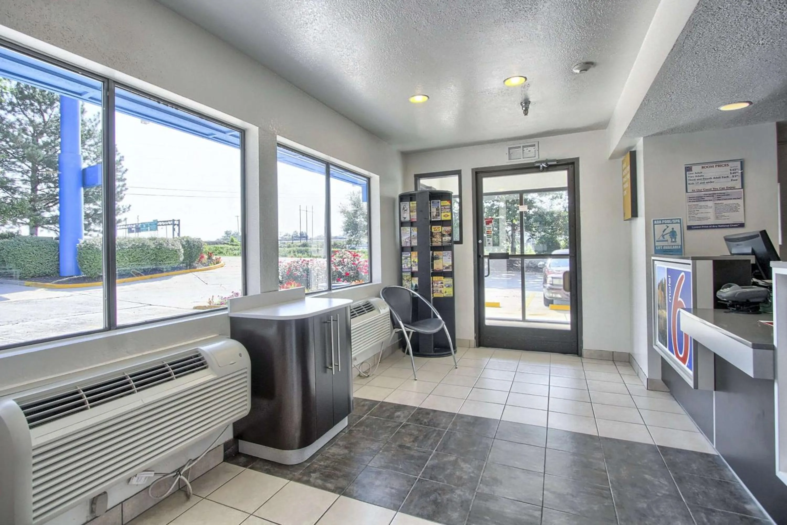 Lobby or reception in Motel 6-New Cumberland, PA - Harrisburg - Hershey South