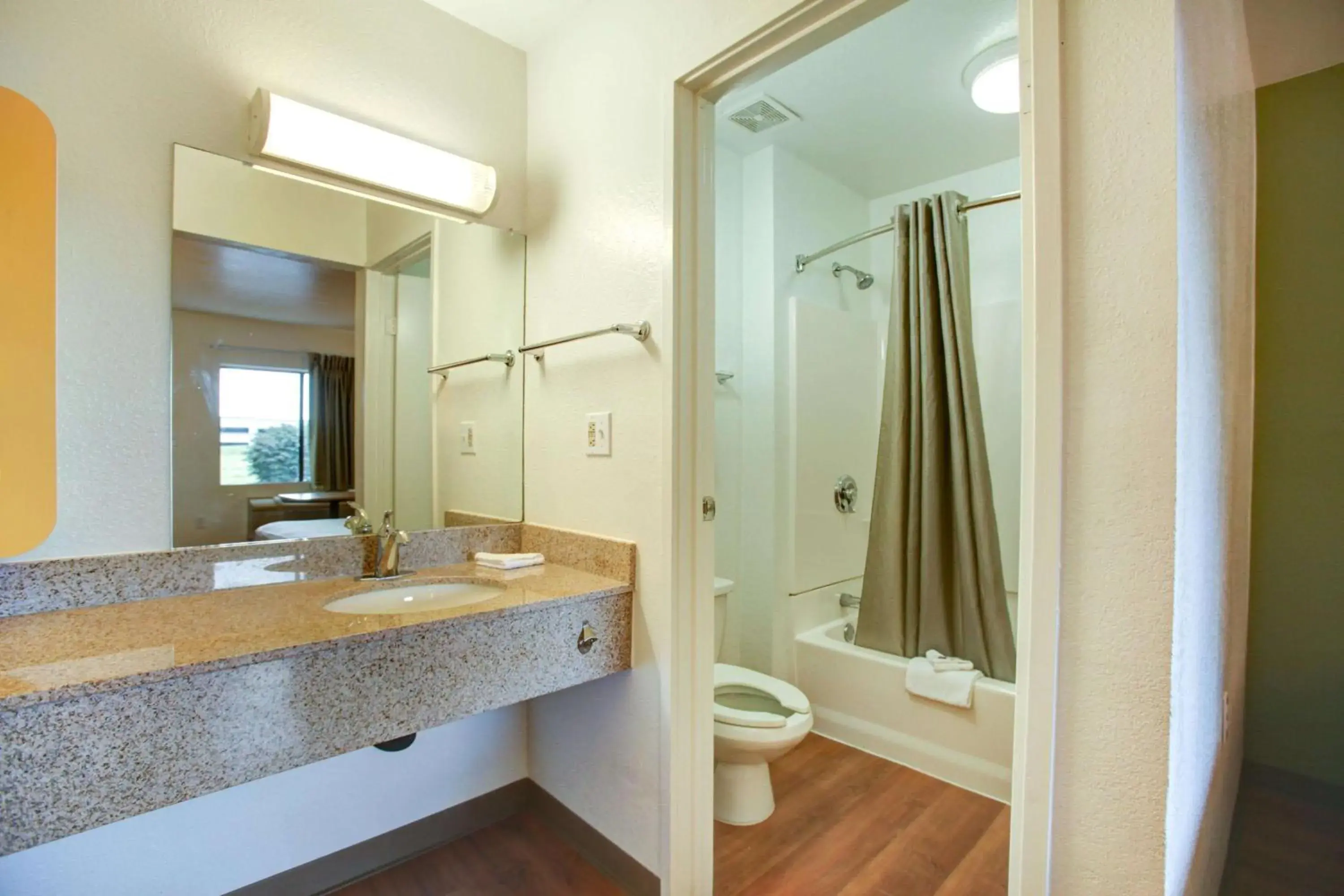 Quadruple Room in Motel 6-Elkton, MD Quadruple Room in Motel 6-Elkton, MD