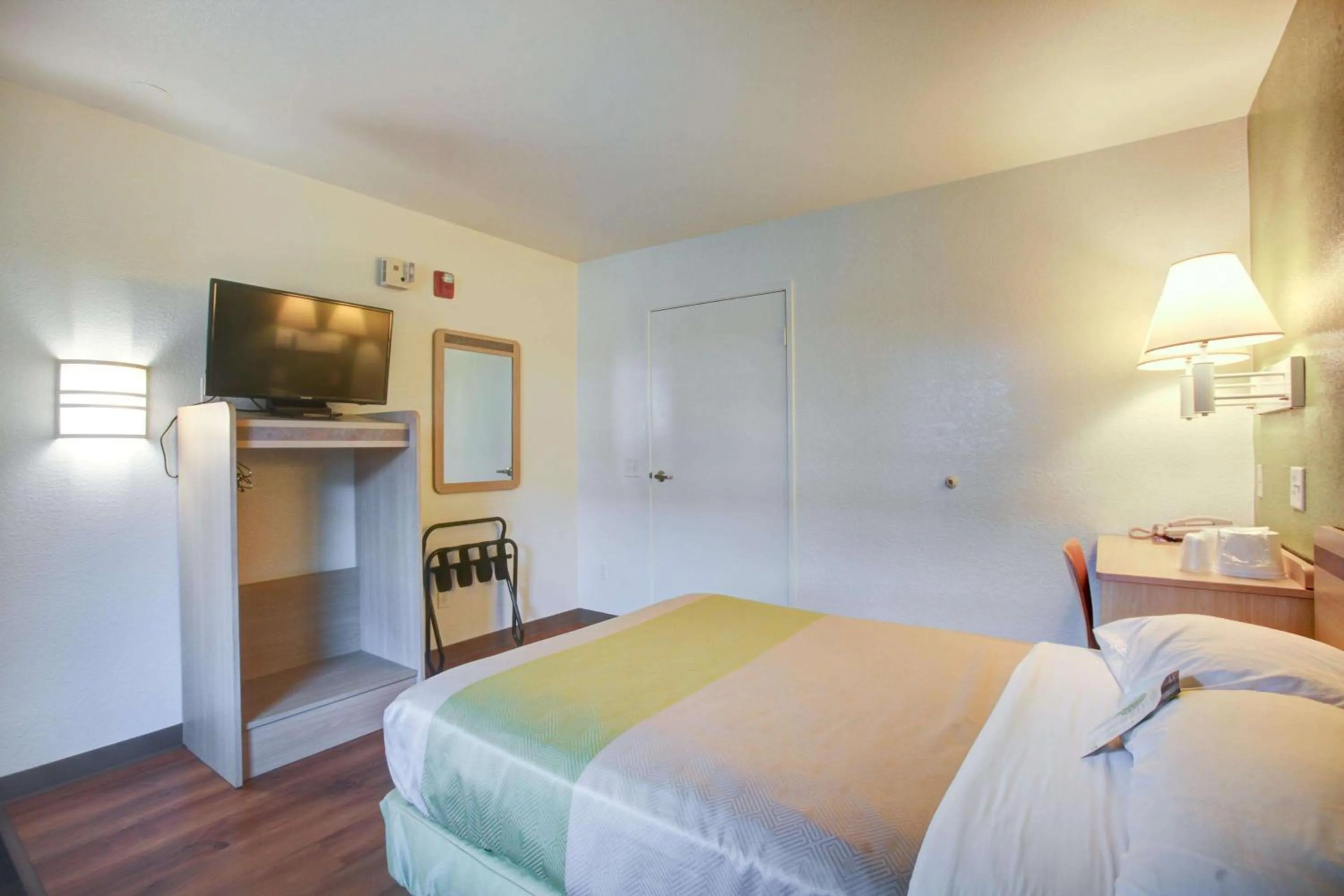 Photo of the whole room, Bed in Motel 6-Elkton, MD