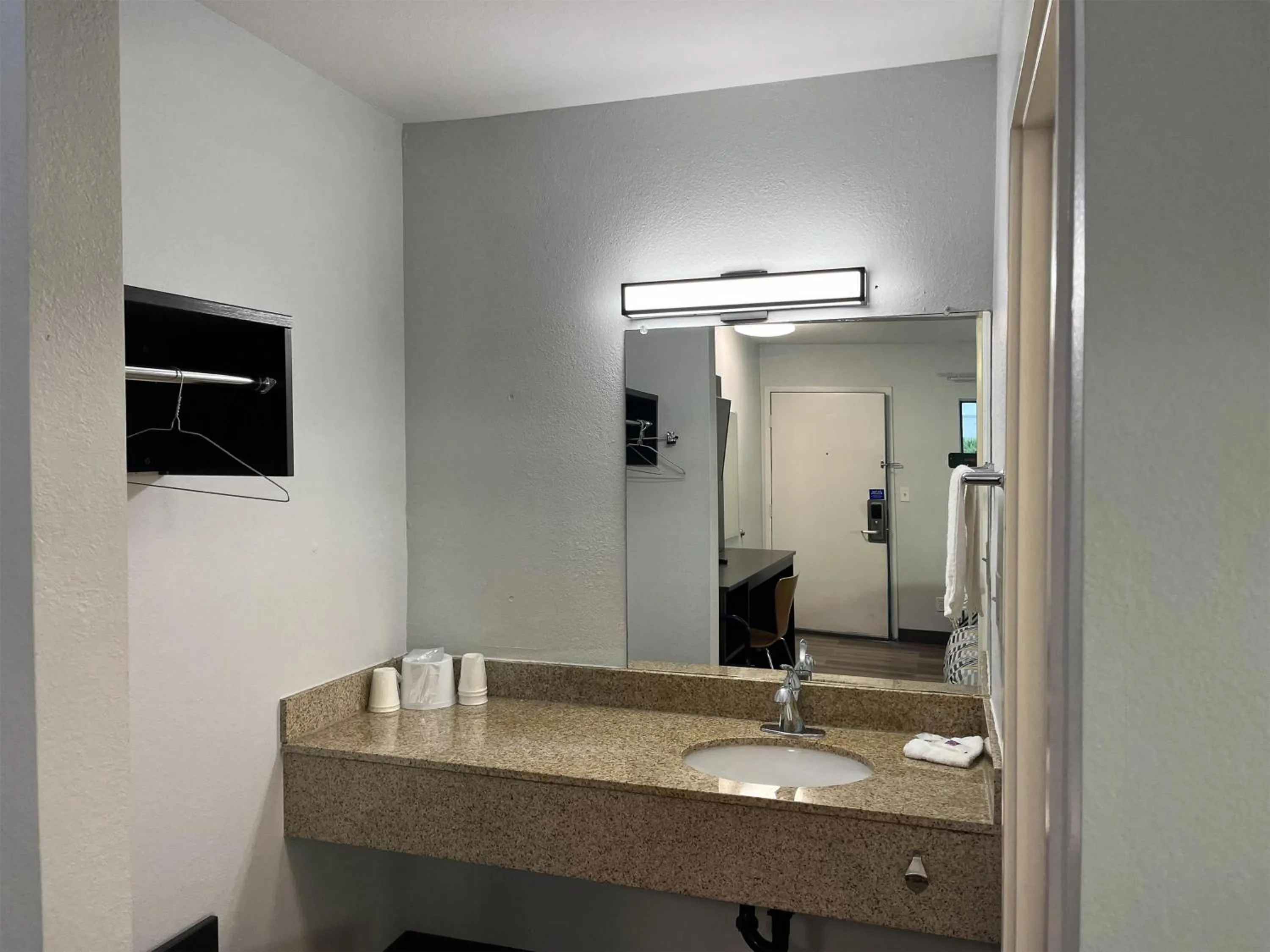 Bathroom in Motel 6-Elkton, MD