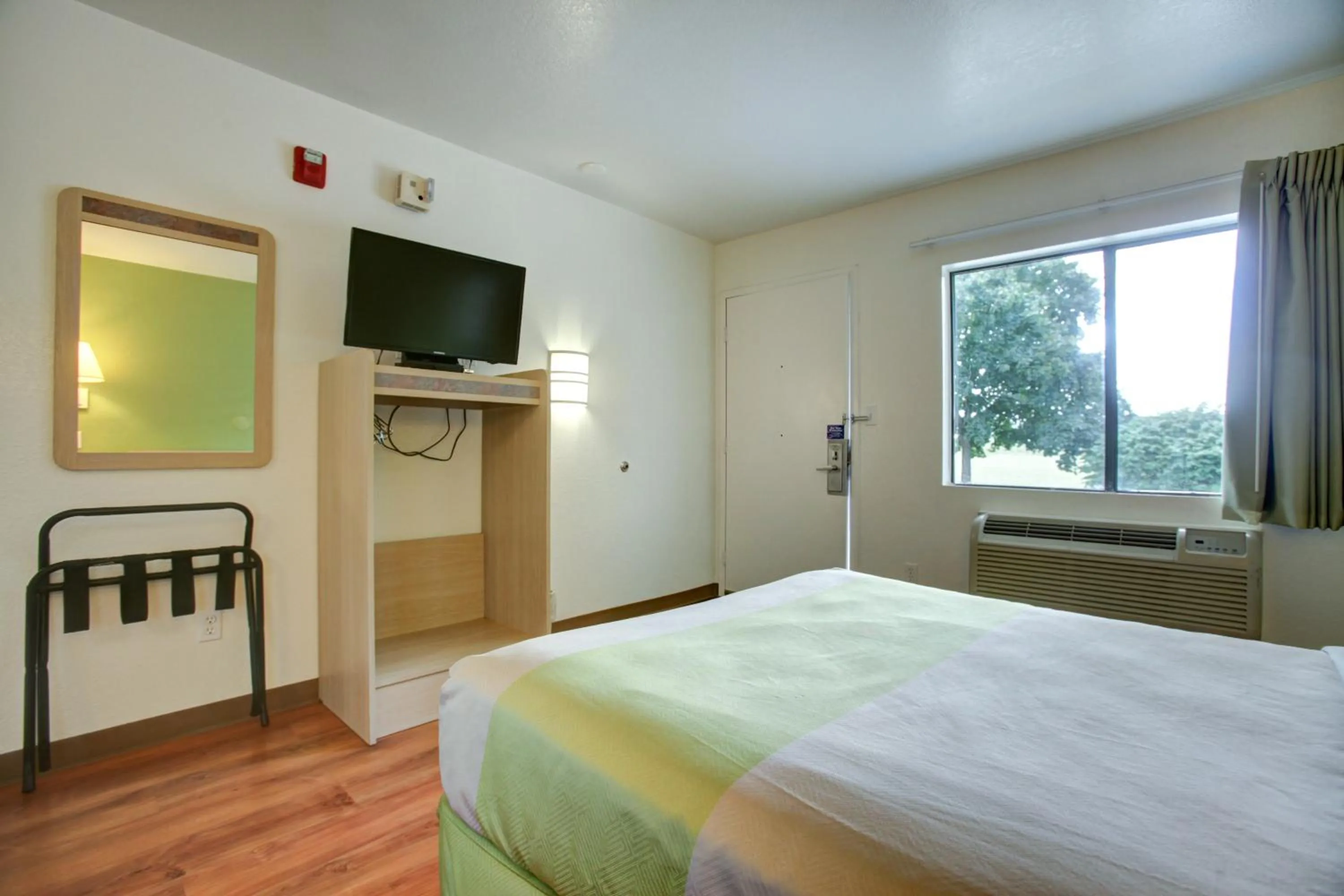 Bedroom, Bed in Motel 6-Elkton, MD