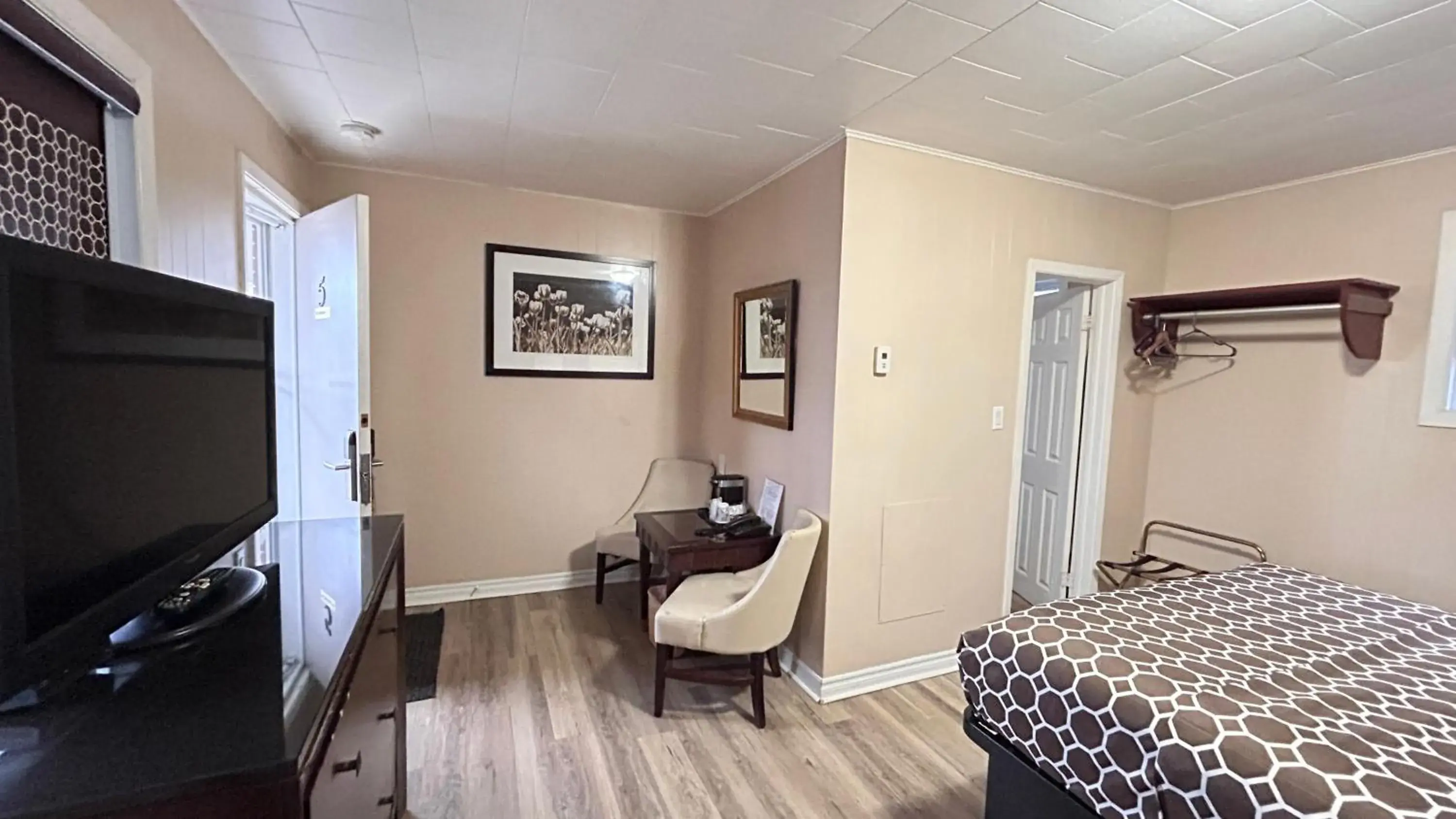 Double Room with Two Double Beds - Non-Smoking in Rogers Motel Double Room with Two Double Beds - Non-Smoking in Rogers Motel