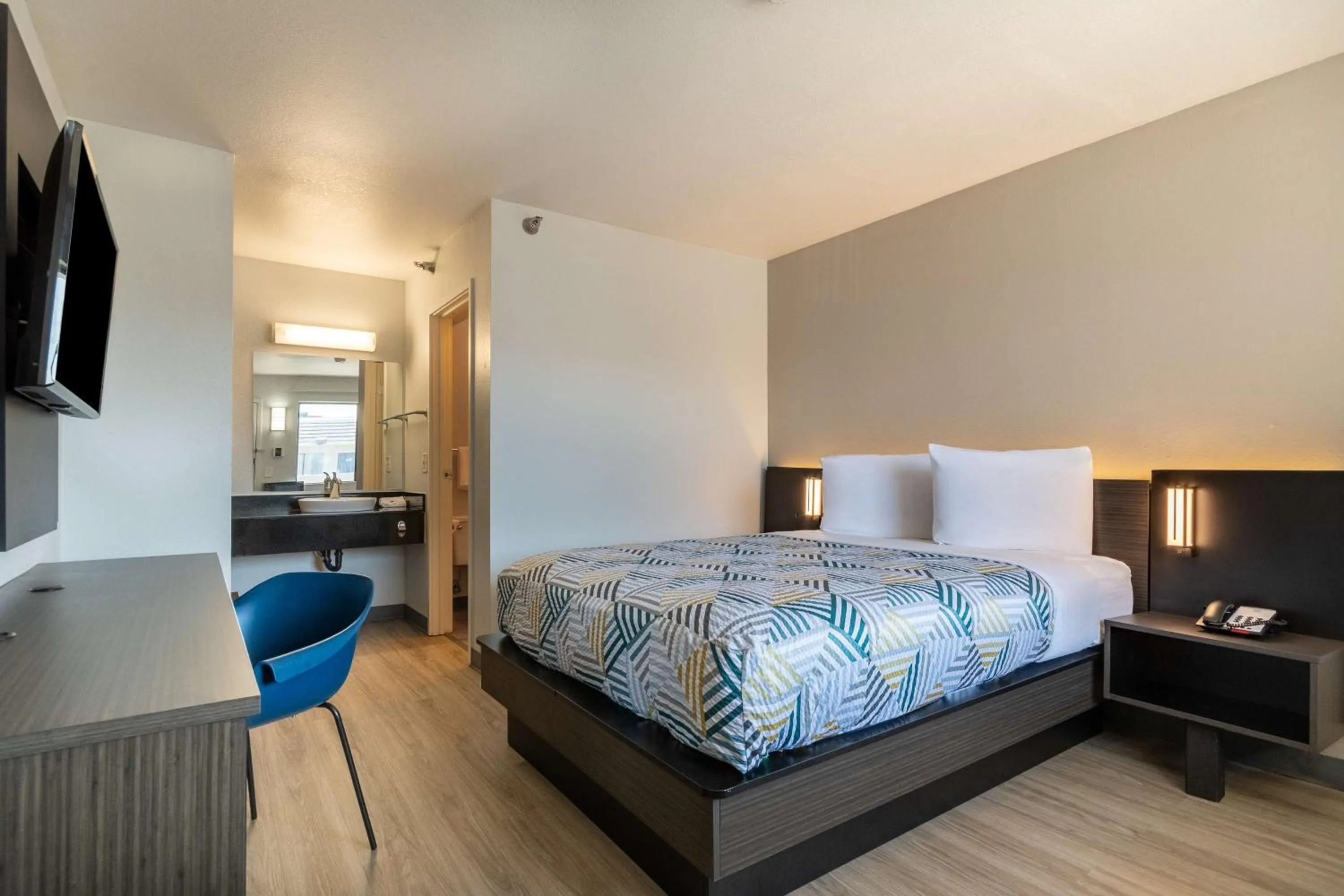 Bedroom, Bed in Motel 6-Rolling Meadows, IL - Chicago Northwest