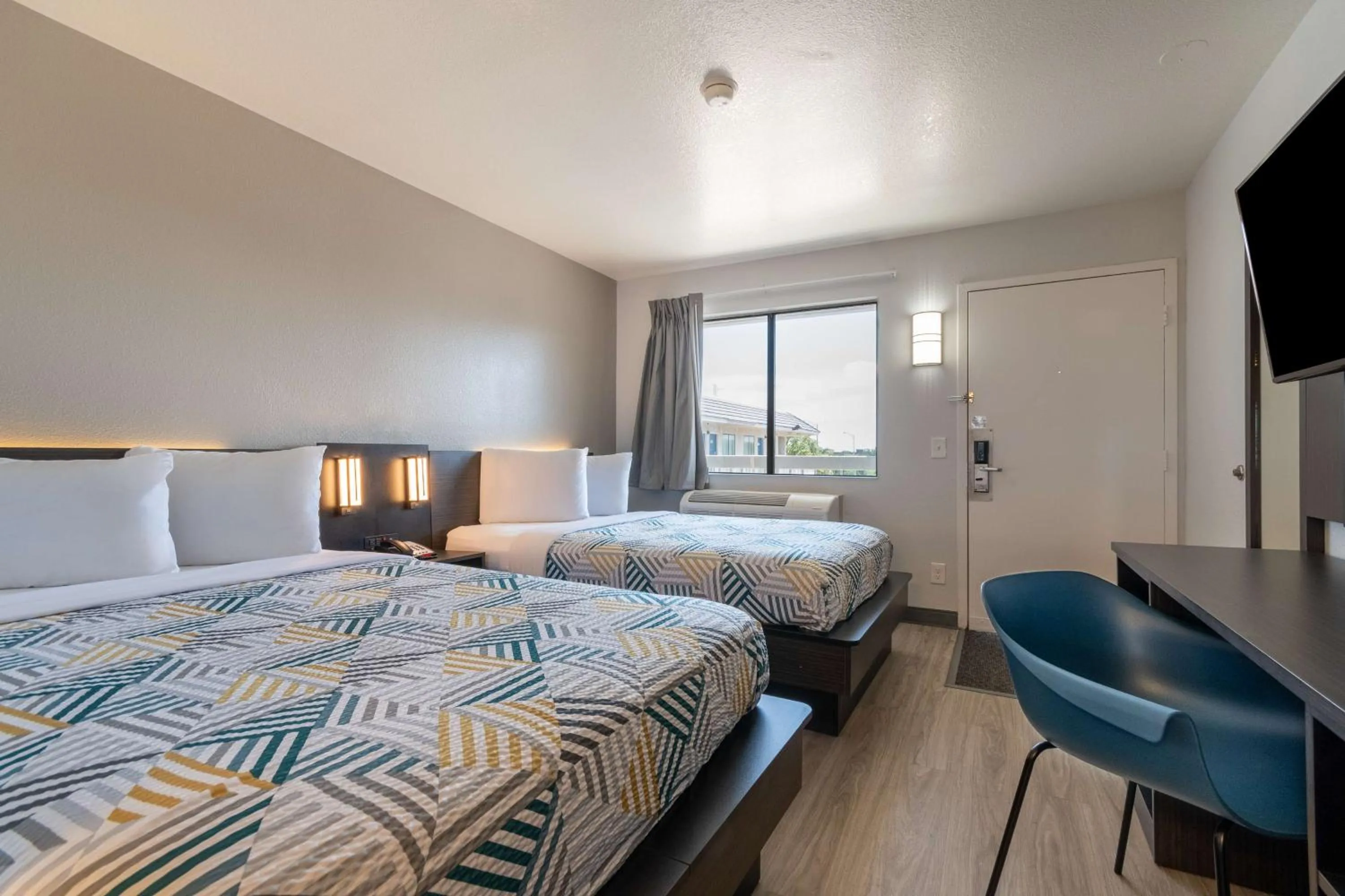 Bedroom, Bed in Motel 6-Rolling Meadows, IL - Chicago Northwest