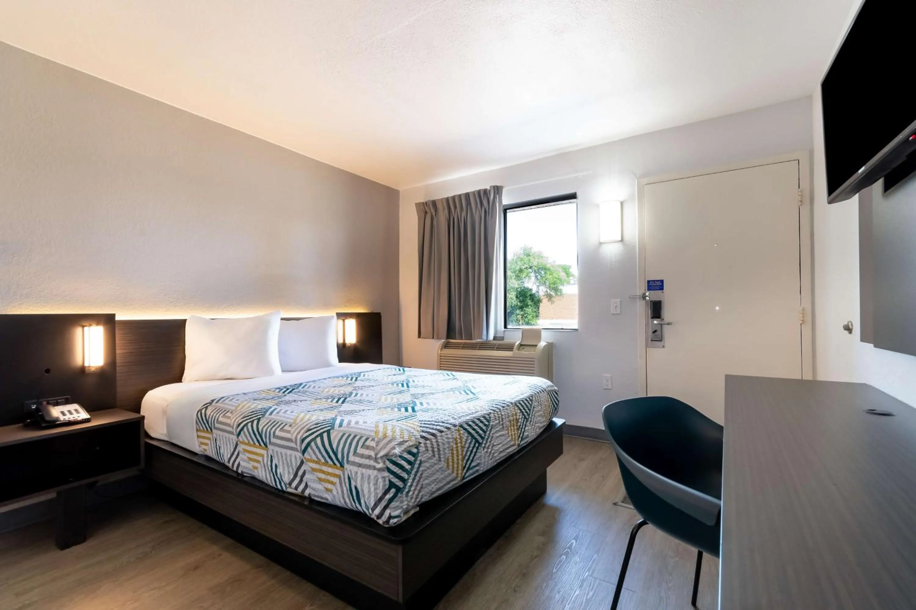 Bedroom, Bed in Motel 6-Rolling Meadows, IL - Chicago Northwest