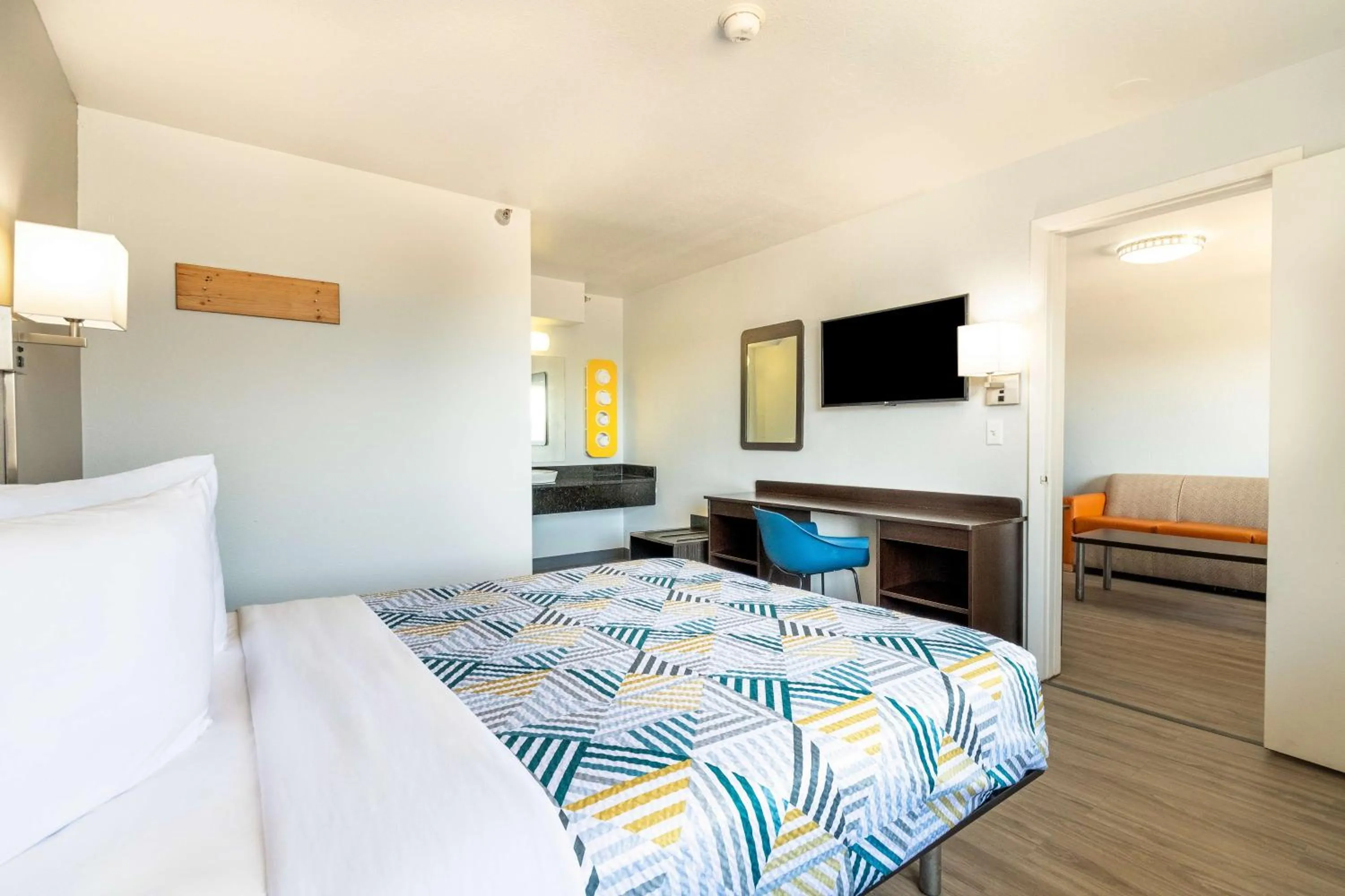 Bedroom, Bed in Motel 6-Rolling Meadows, IL - Chicago Northwest