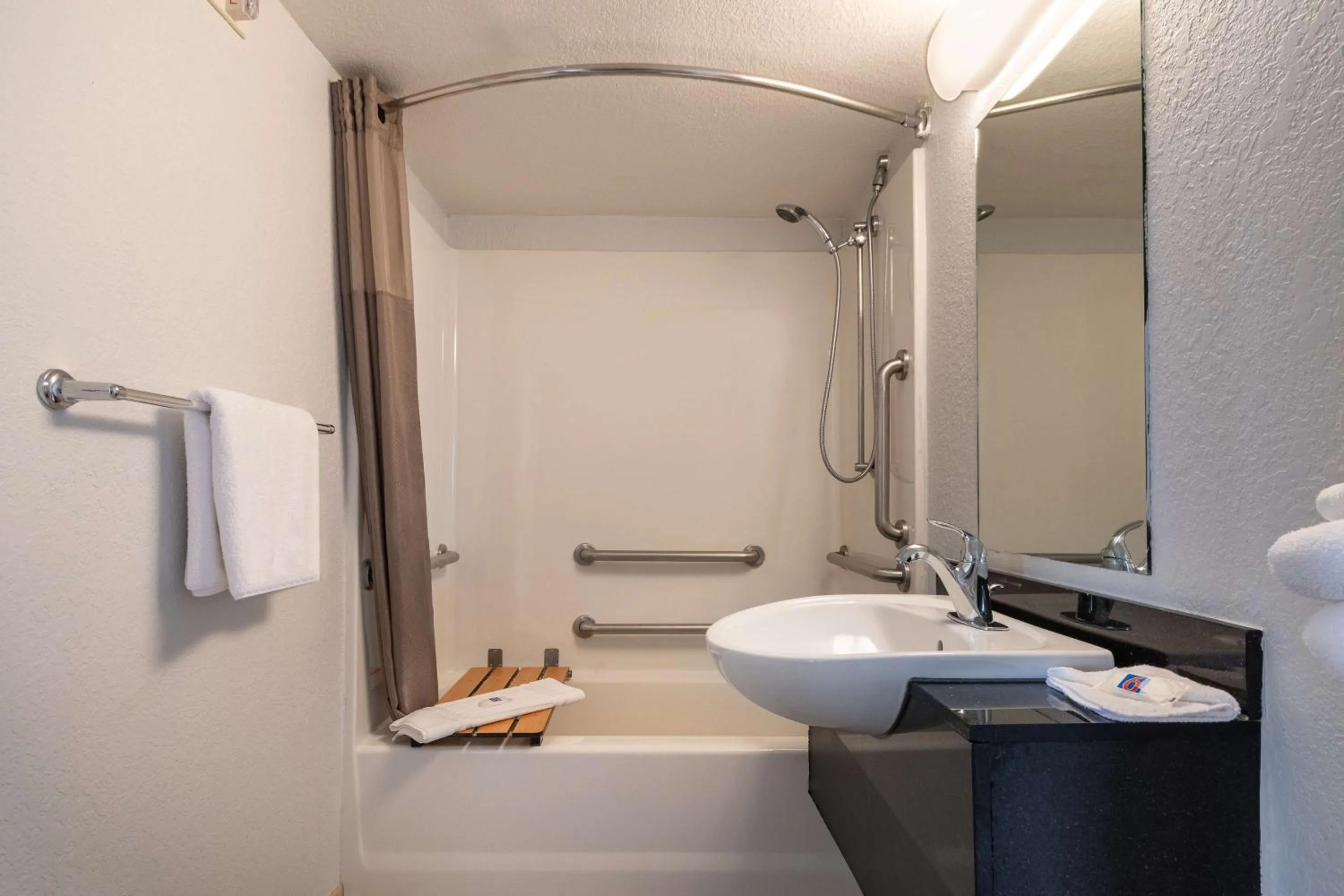 Bathroom in Motel 6-Rolling Meadows, IL - Chicago Northwest