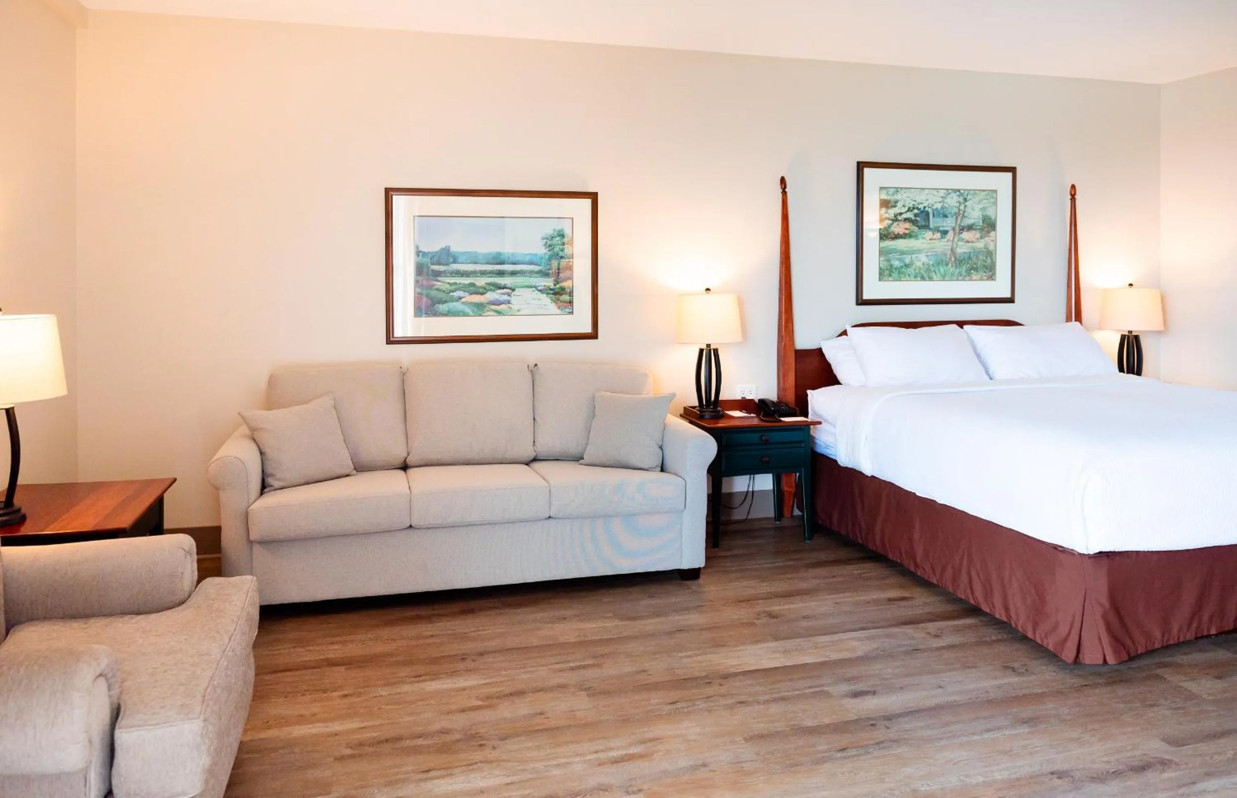 Photo of the whole room, Bed in Rodd Brudenell River Resort