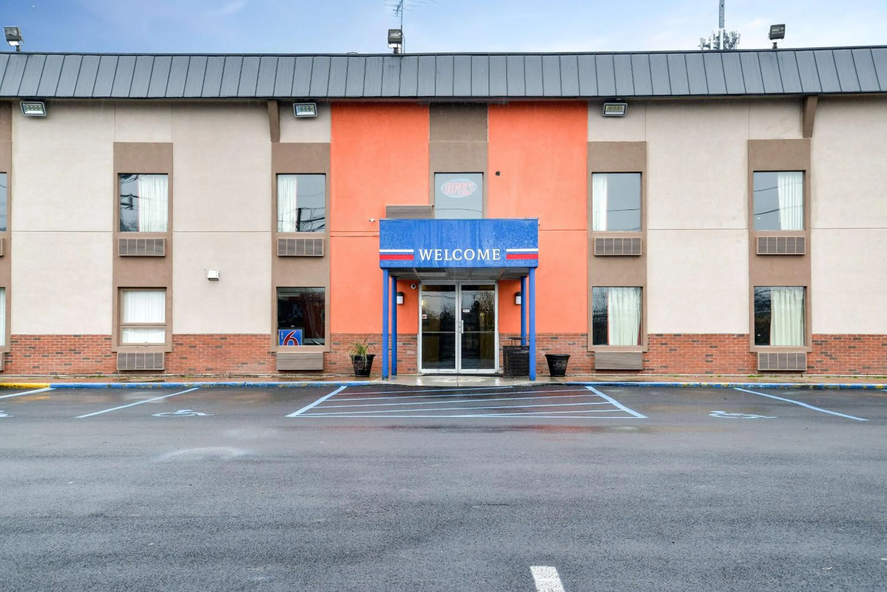 Property building in Motel 6-Toledo, OH