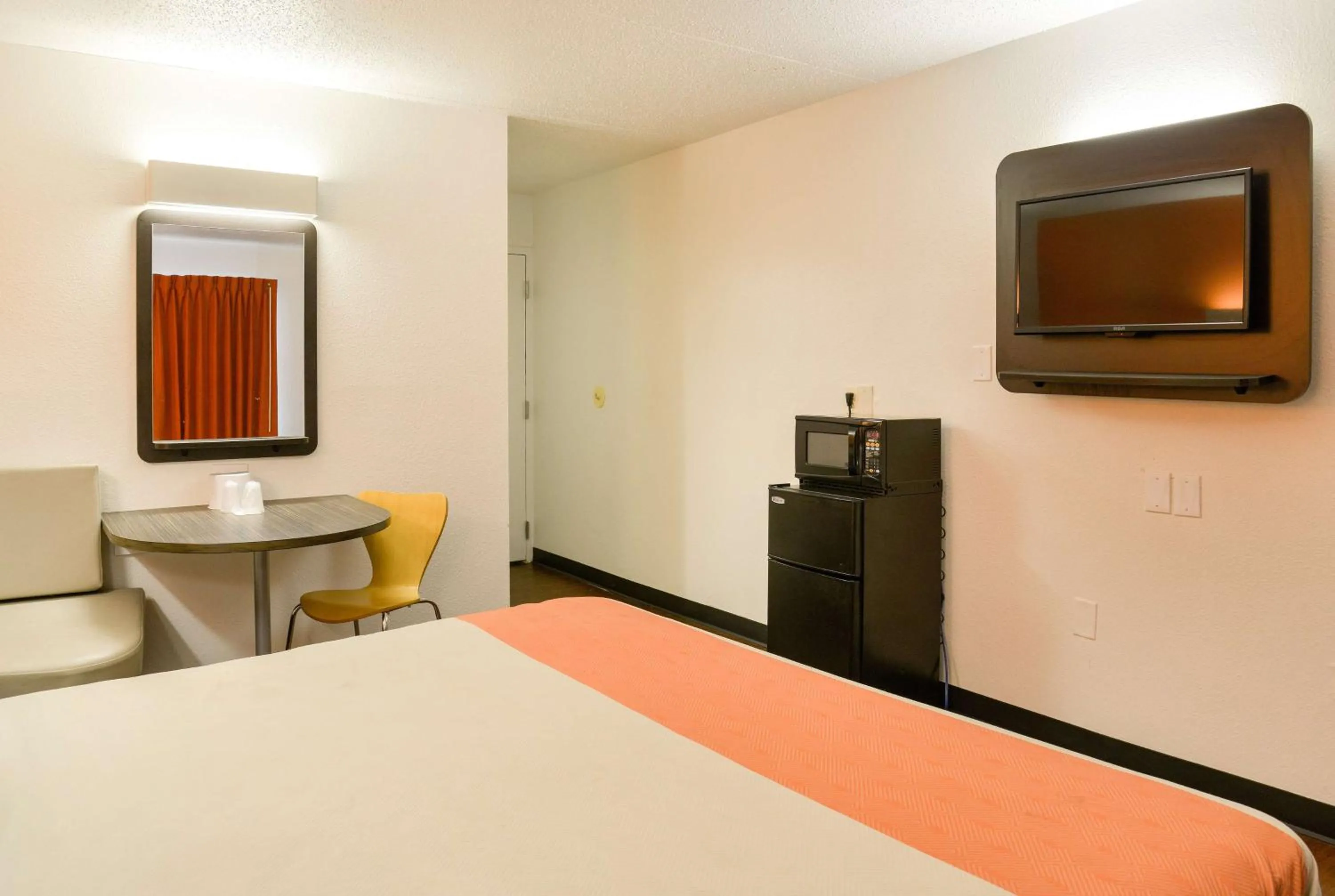 TV and multimedia, Bed in Motel 6-Toledo, OH