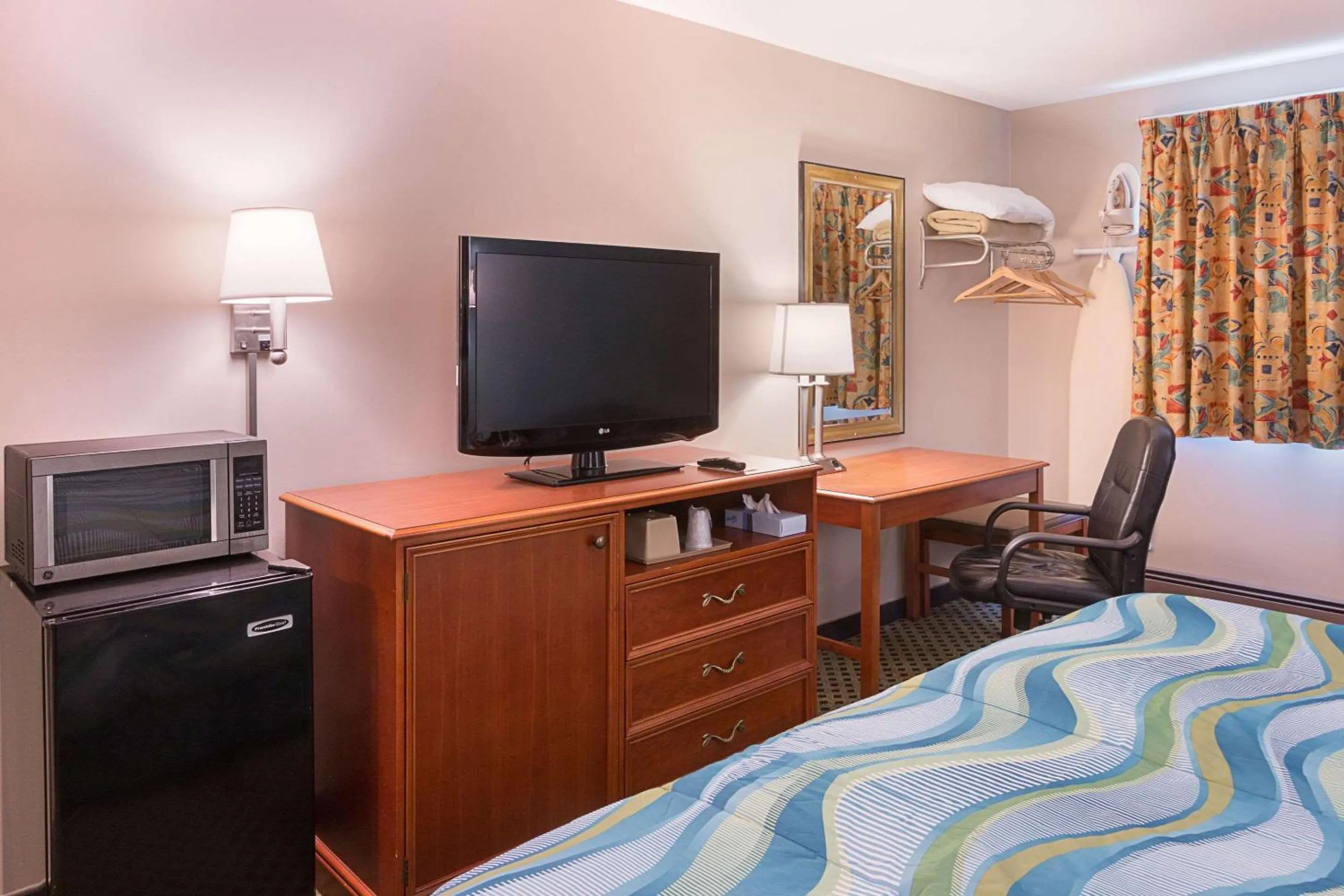Photo of the whole room, Bed in Rodeway Inn Milford - I-84