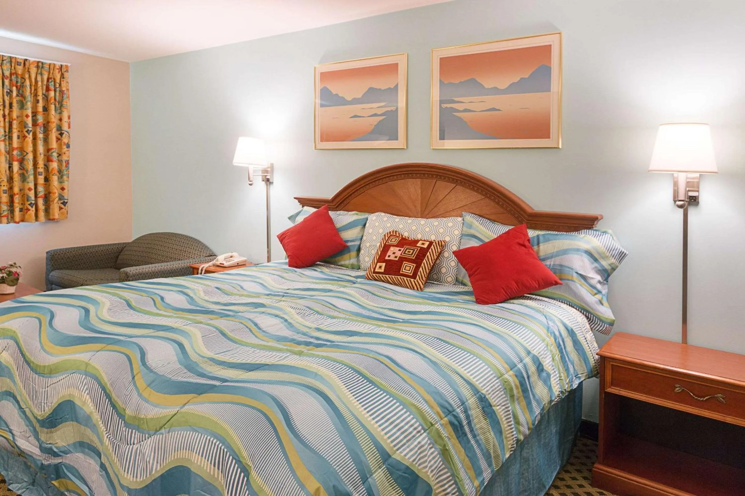 Photo of the whole room, Bed in Rodeway Inn Milford - I-84