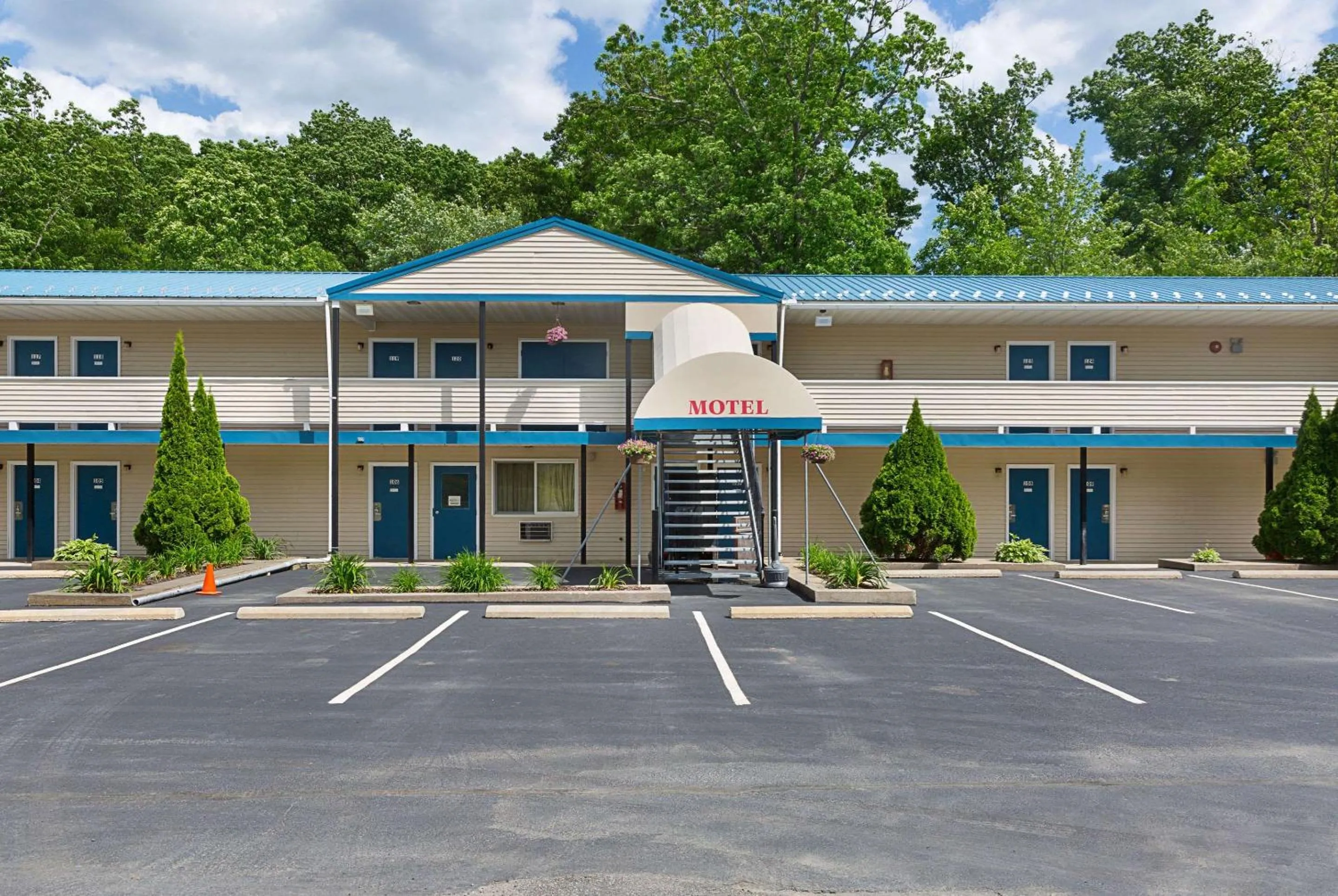 Property building in Rodeway Inn Milford - I-84