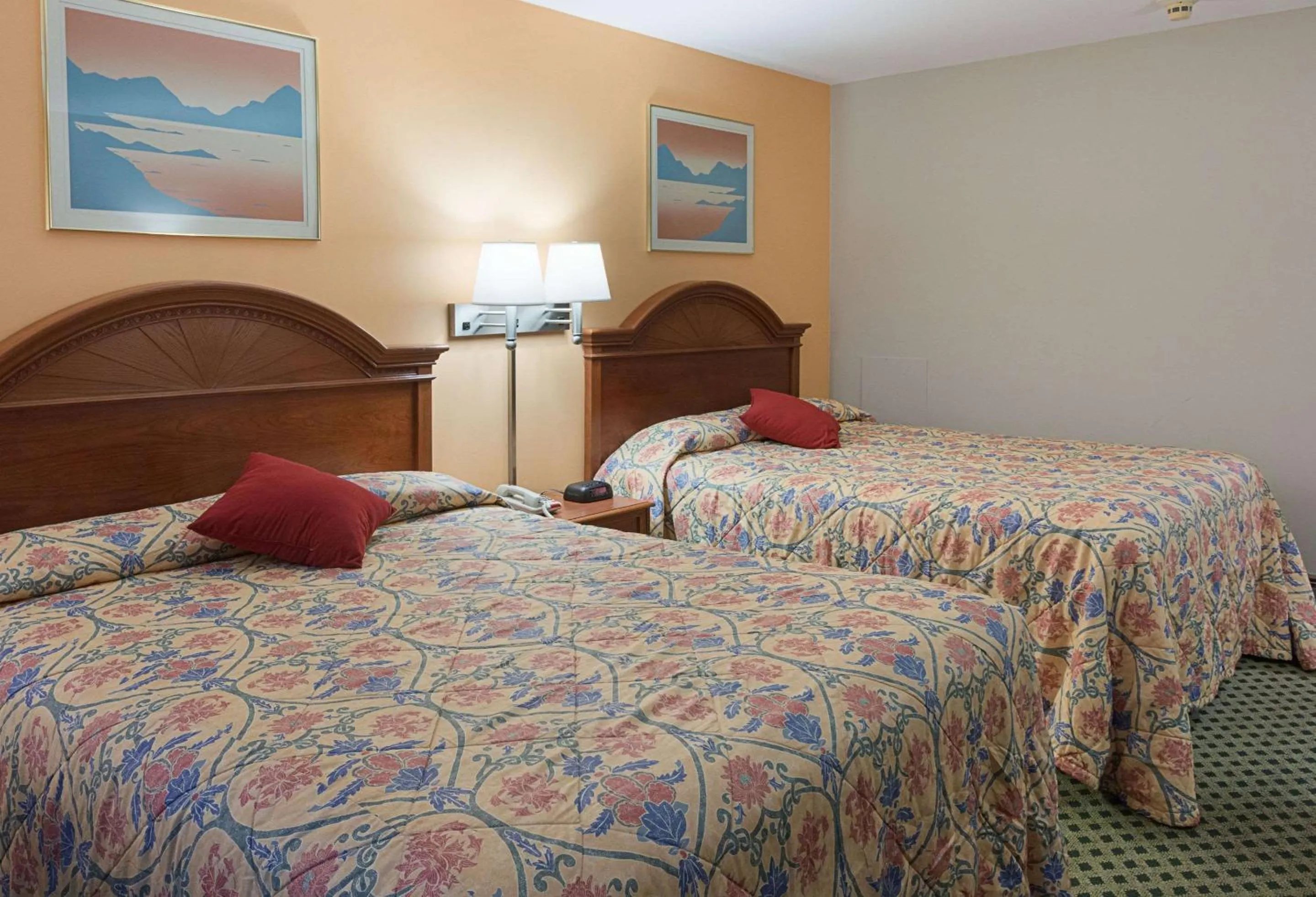 Photo of the whole room, Bed in Rodeway Inn Milford - I-84