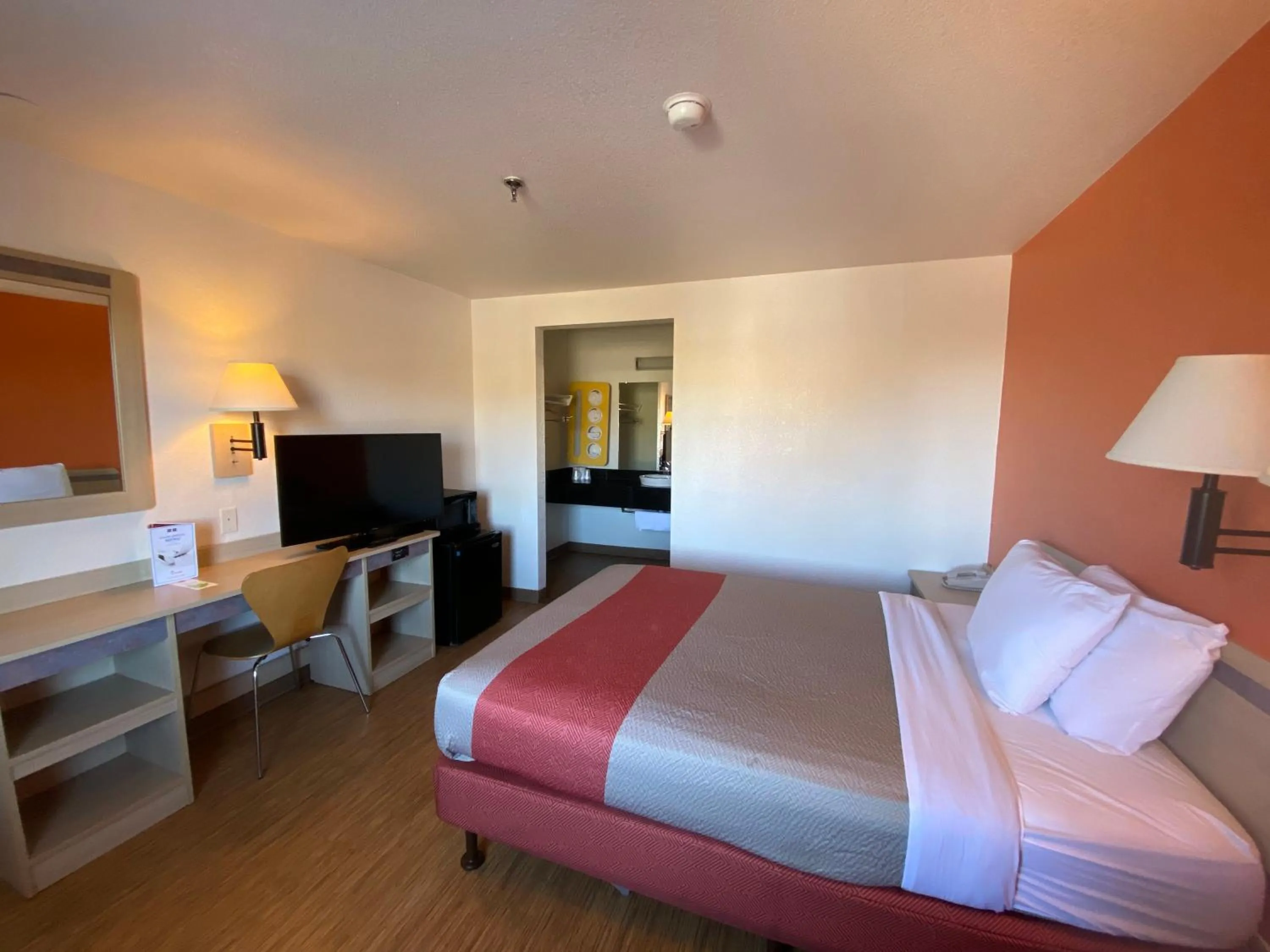 Photo of the whole room, Bed in Motel 6-Flagstaff, AZ - West - Woodland Village