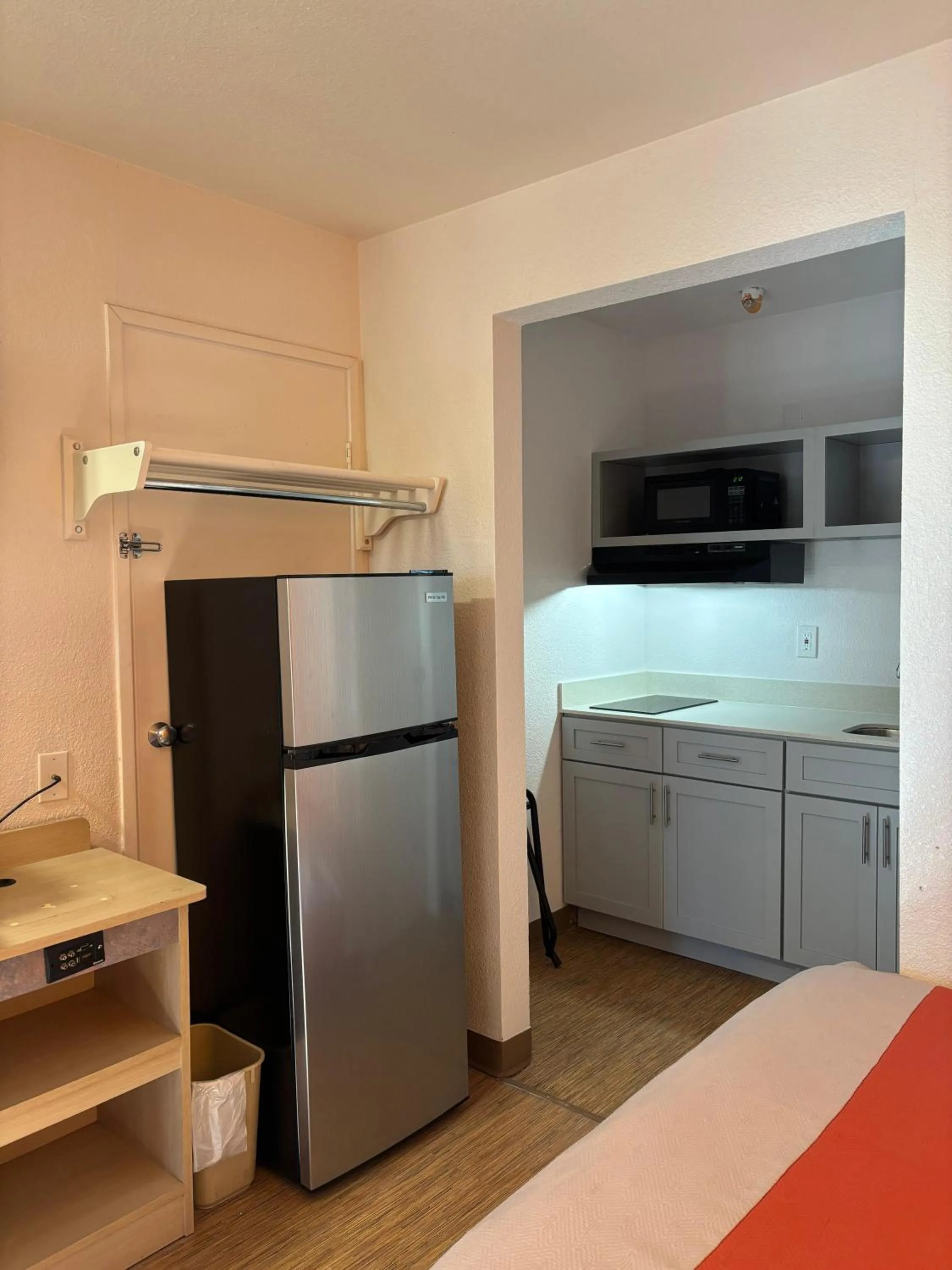Kitchen or kitchenette, Bed in Motel 6-Flagstaff, AZ - West - Woodland Village
