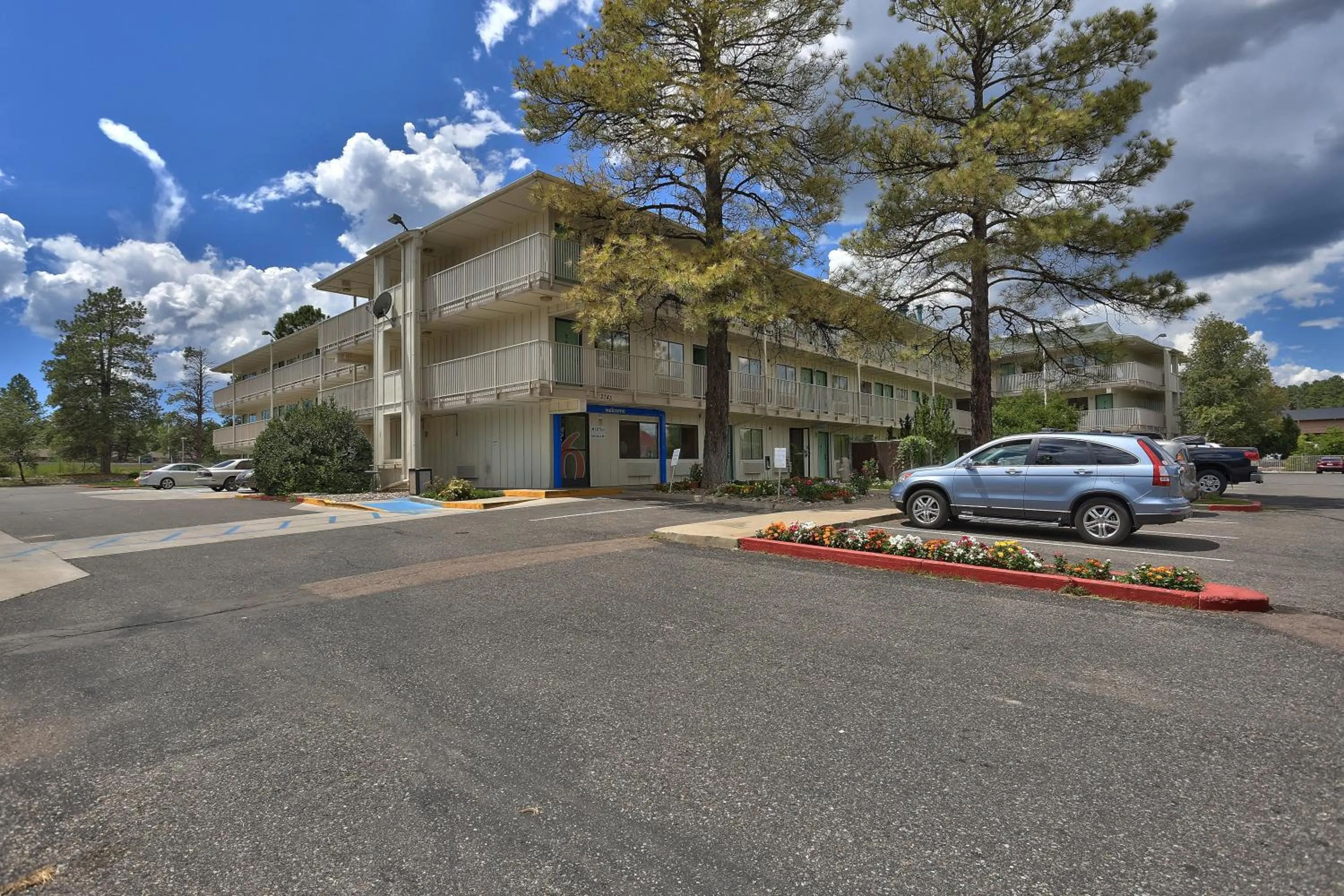 Facade/entrance in Motel 6-Flagstaff, AZ - West - Woodland Village