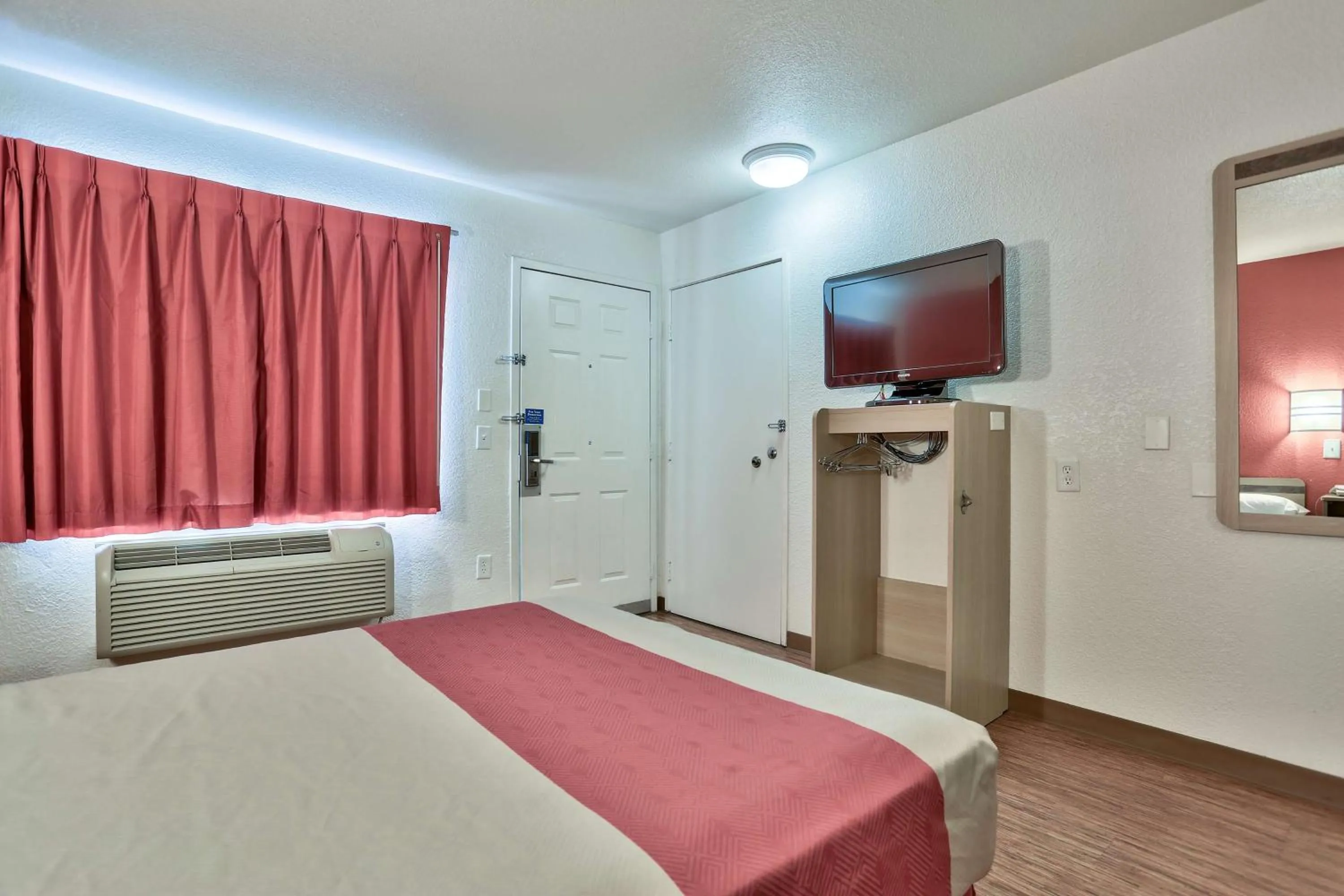 TV and multimedia, Bed in Motel 6-Flagstaff, AZ - West - Woodland Village