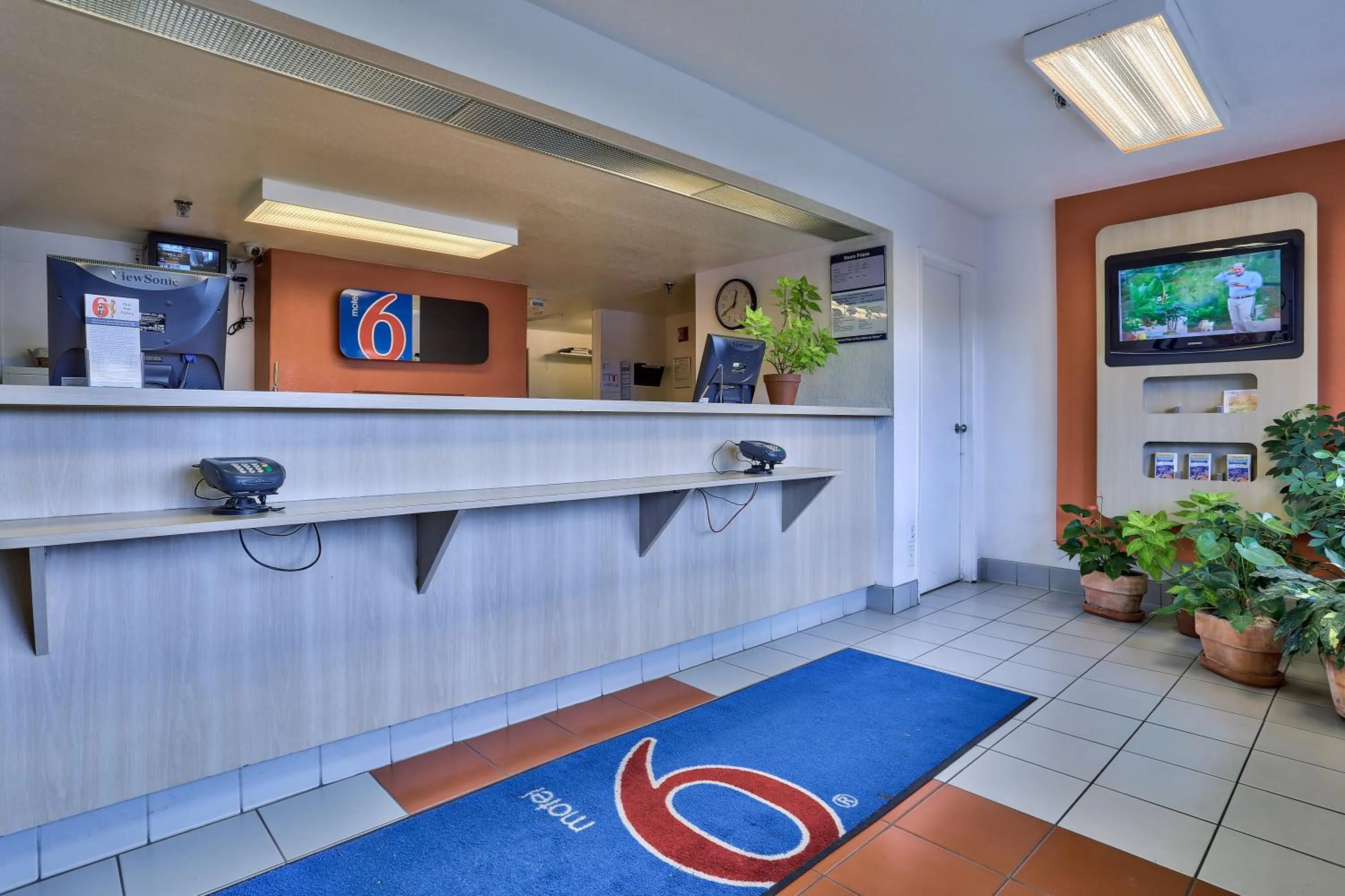 Lobby or reception in Motel 6-Flagstaff, AZ - West - Woodland Village