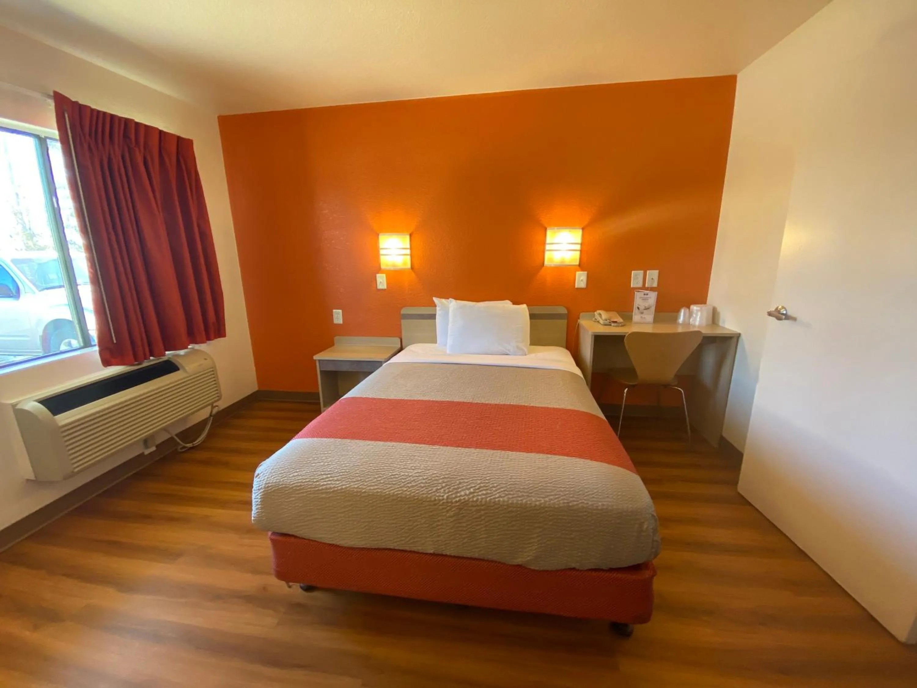 Bed in Motel 6-Flagstaff, AZ - West - Woodland Village